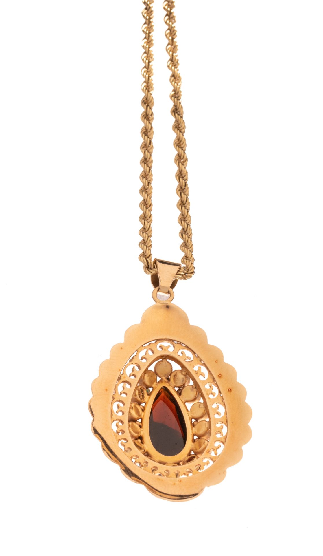 A braided 18ct yellow gold necklace, the pendant set with garnets, 19,7 g - Image 2 of 5
