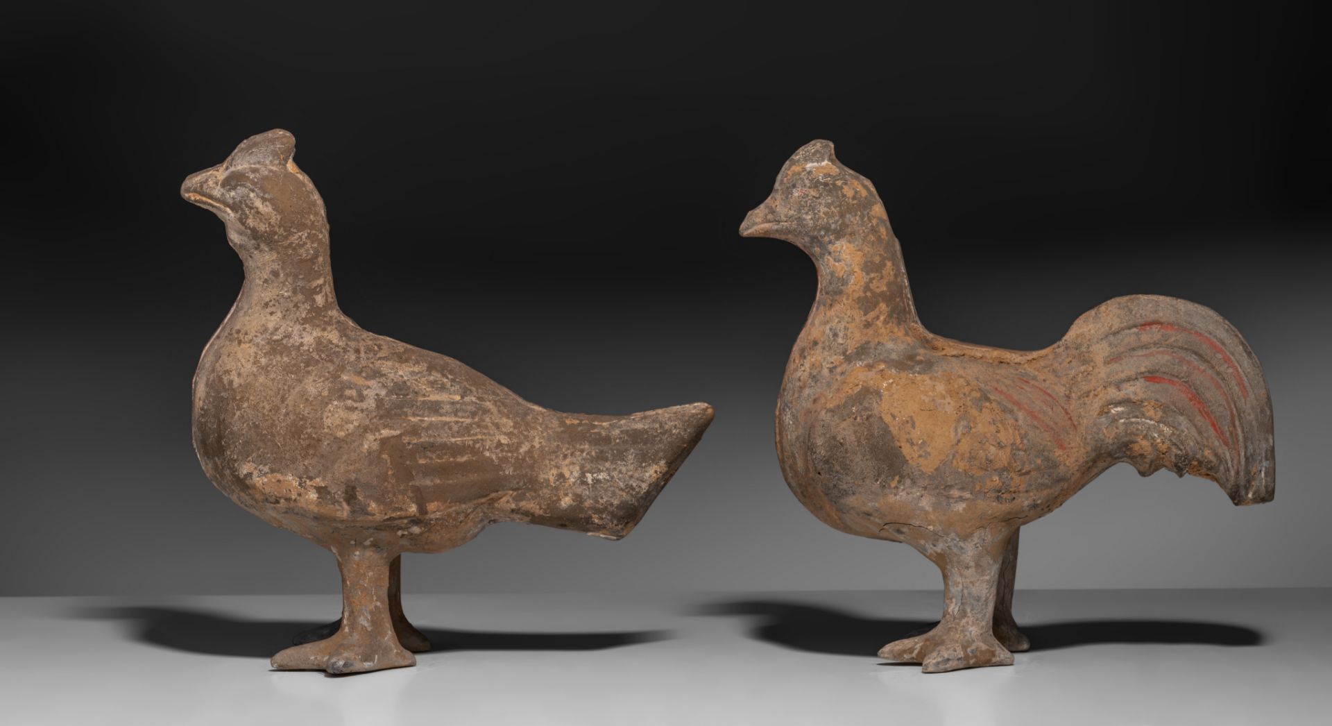 Two Chinese Han pottery figures of roosters, Han dynasty, H 21,8 - 22,8 cm - Bild 3 aus 8