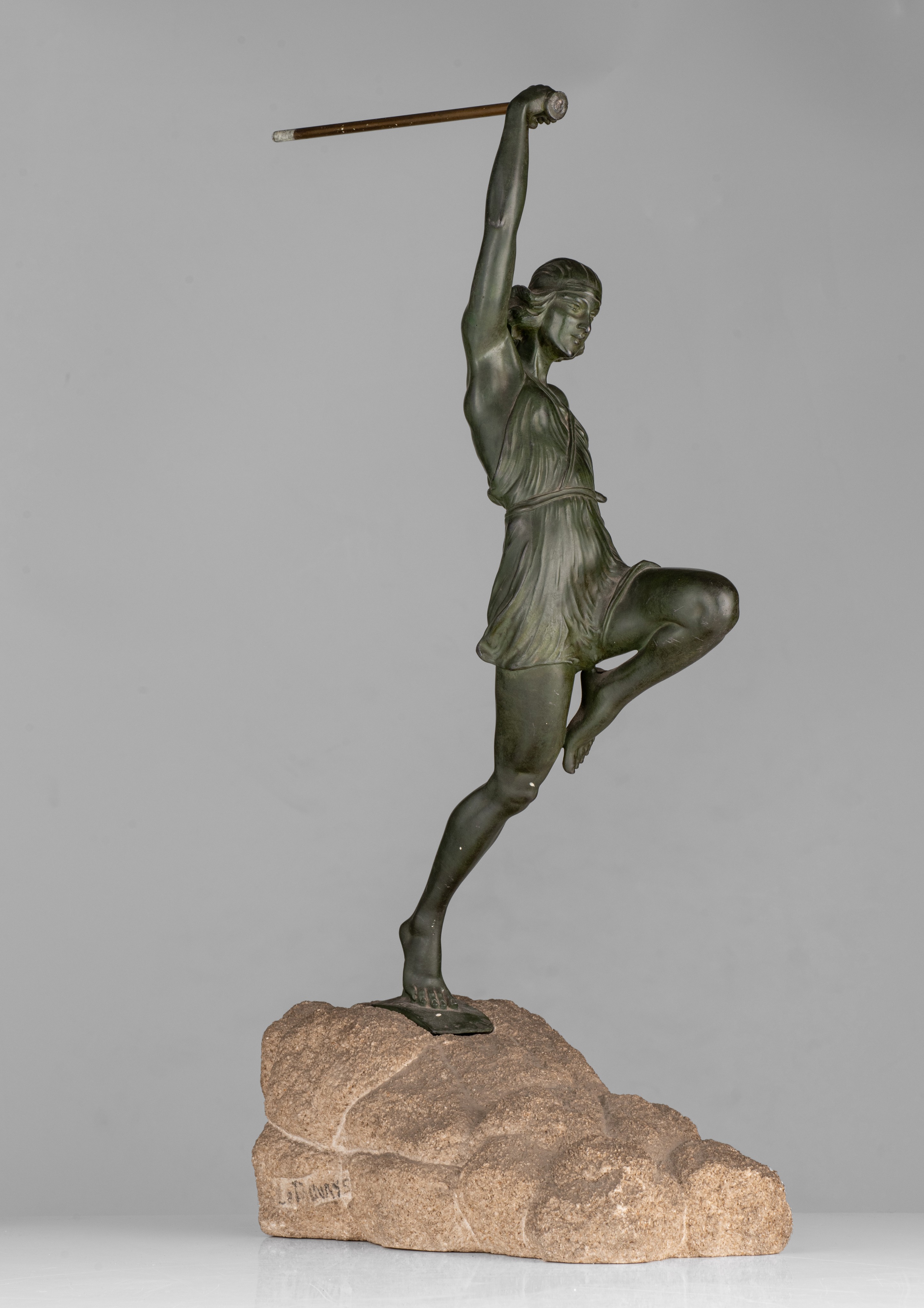 An Art Deco patinated spelter woman with a javelin by Pierre le Faguays (1892-1962), ca. 1930, H 60 - Image 3 of 9
