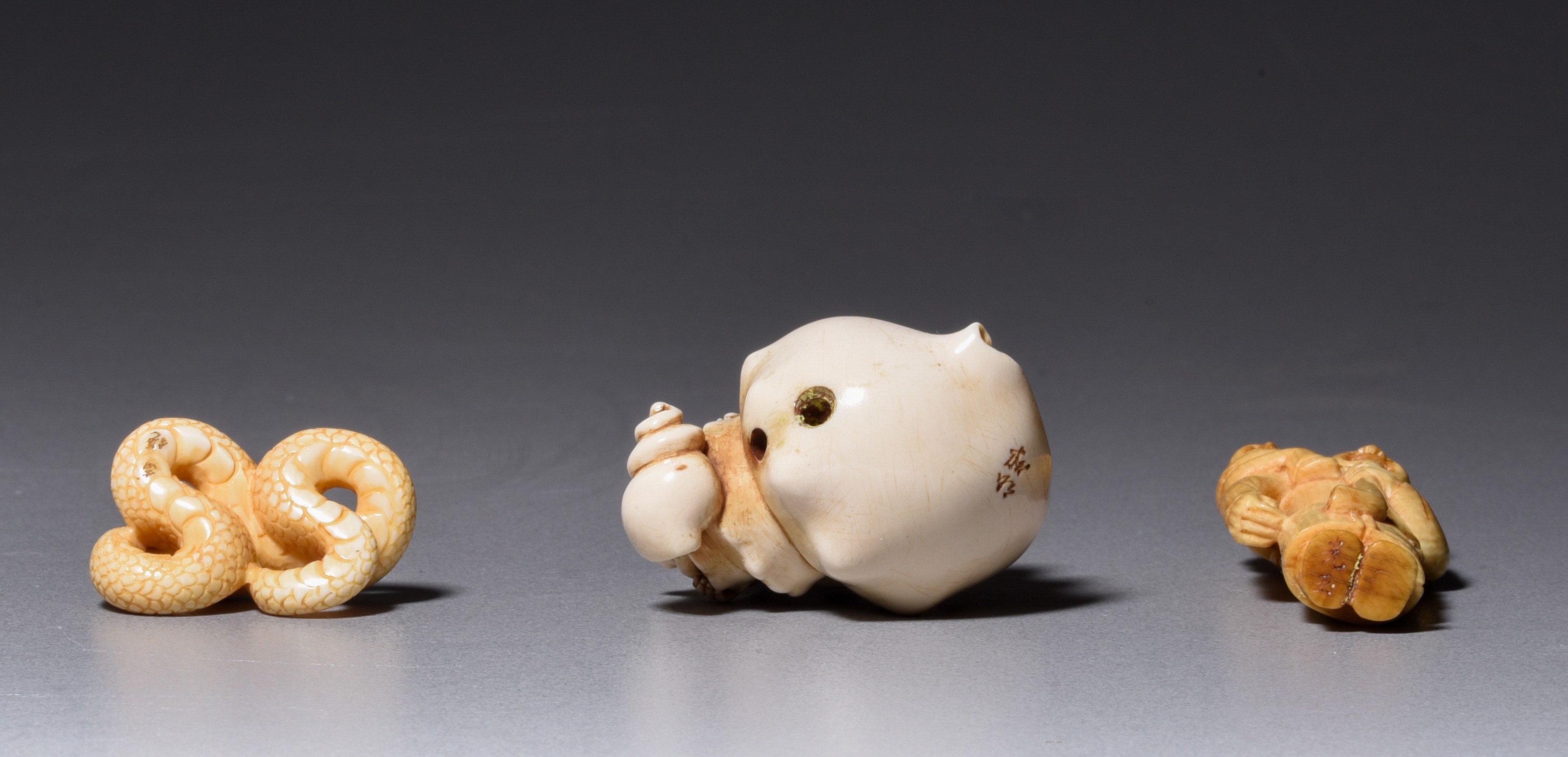 An ivory netsuke and two okimono, 19th/early 20thC, H 3,8 - 4,9 - 3 cm / 18g - 9g - 4g (+) - Image 6 of 6