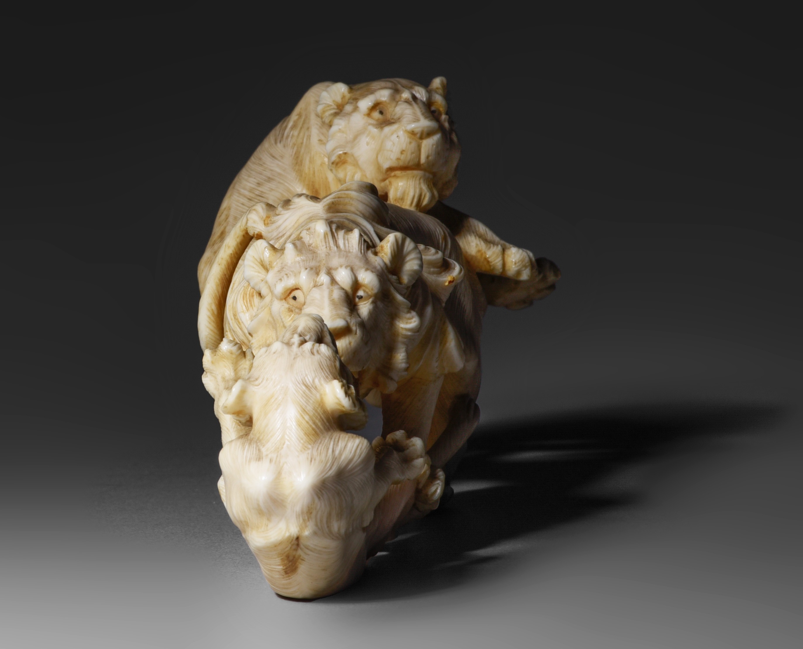 Two Japanese ivory okimono of wild animals, Edo/Meiji period, 144g - 156g (+) - Image 12 of 15