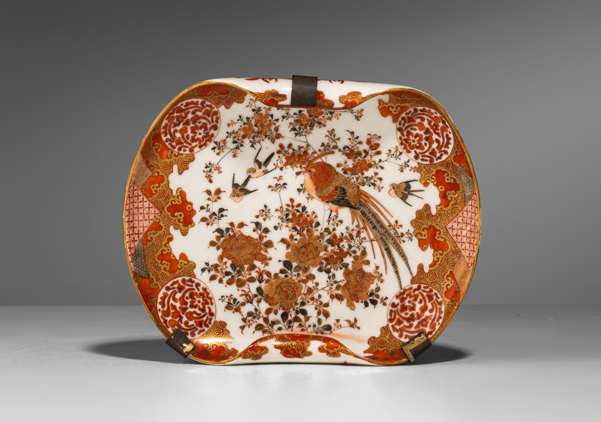 A Japanese Imari charger and a 'Rolled' plate, late 19thC, ø 47,5 (charger) - 22,5 x 18 cm (plate) - Image 4 of 5