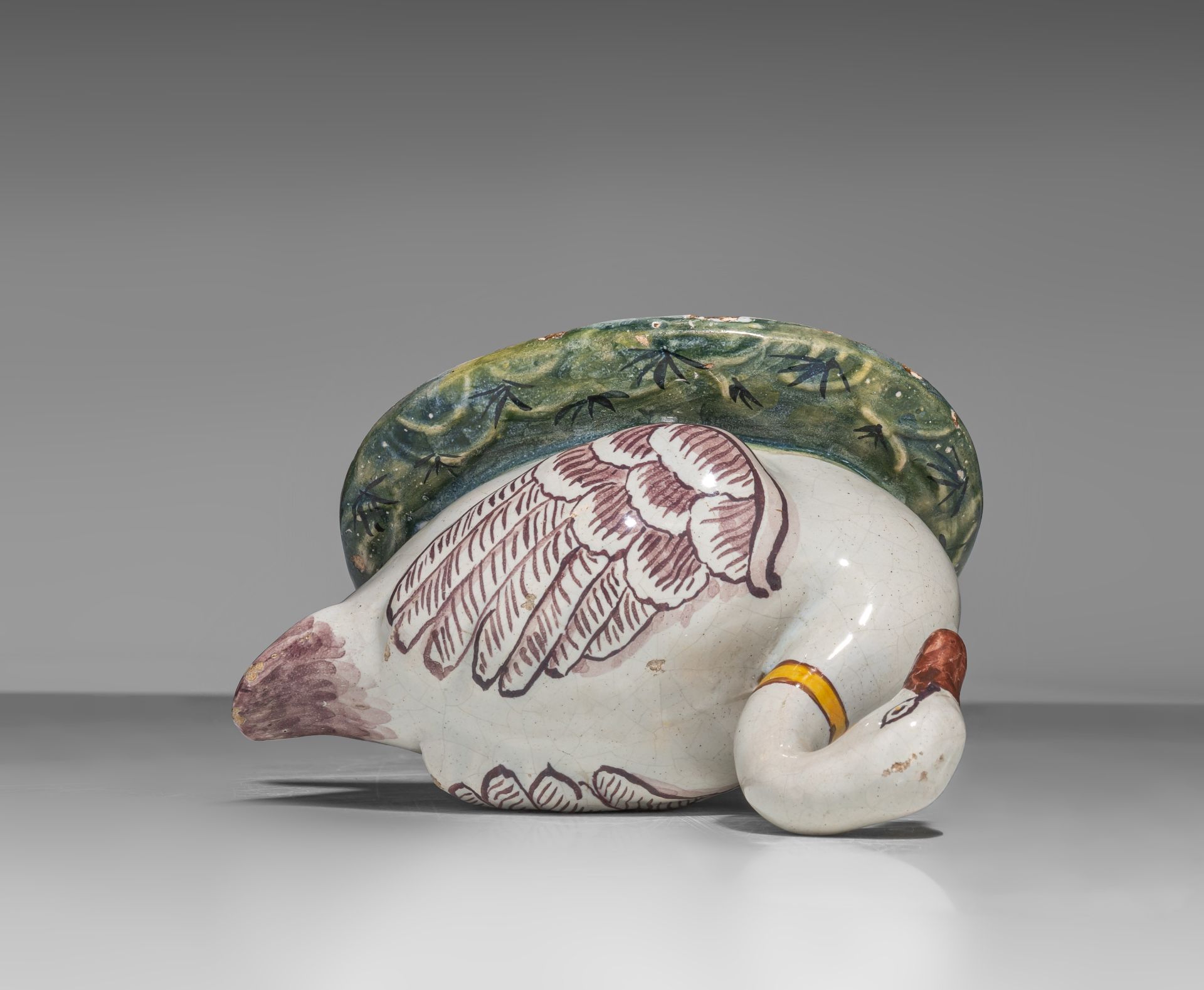 A polychrome Dutch Delft 'swan' butter tub and cover, 18thC, H 11,5 cm - Bild 9 aus 12