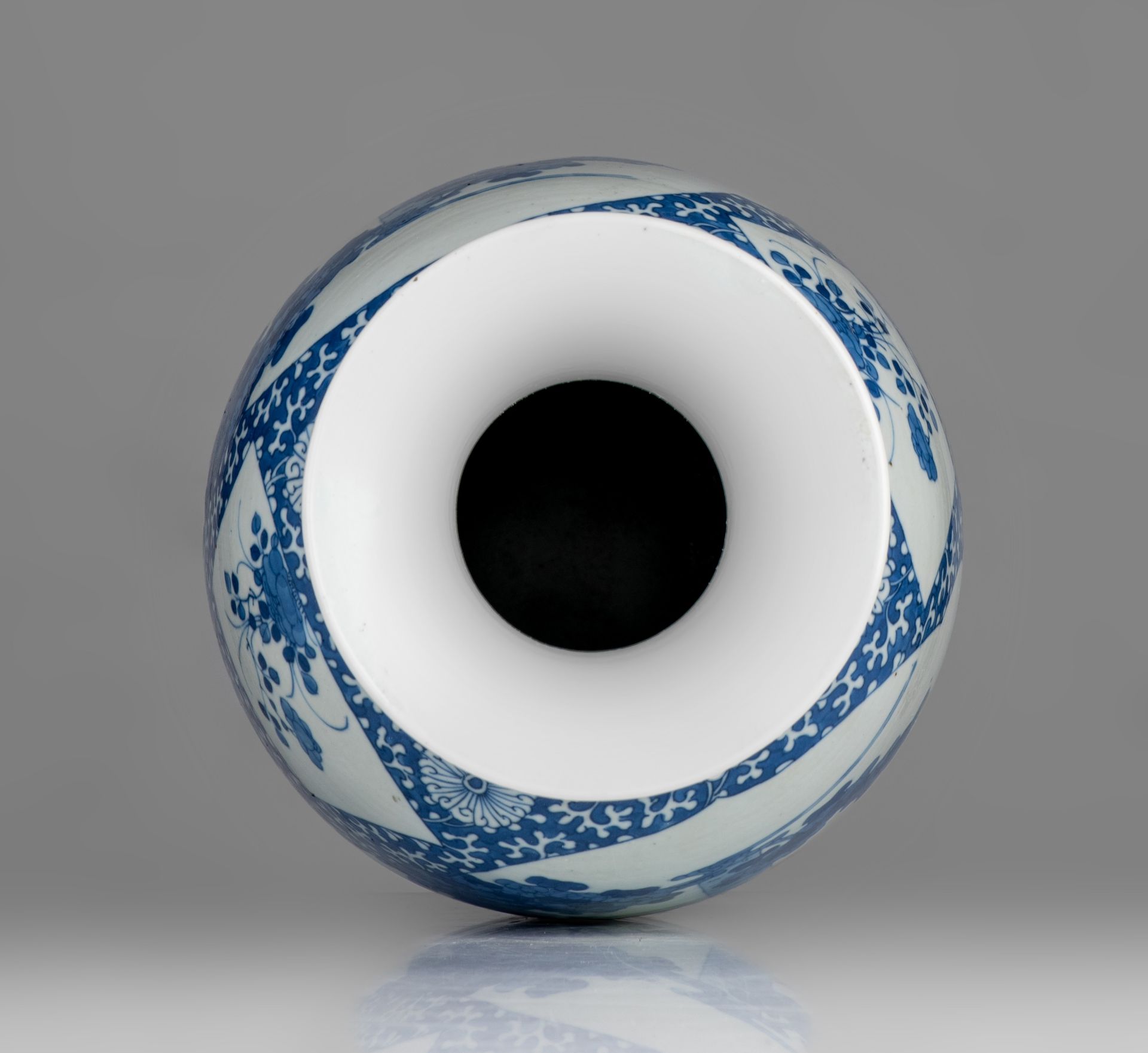 A Chinese blue and white 'Figural' vase, 20thC, H 45,5 cm - Bild 7 aus 7