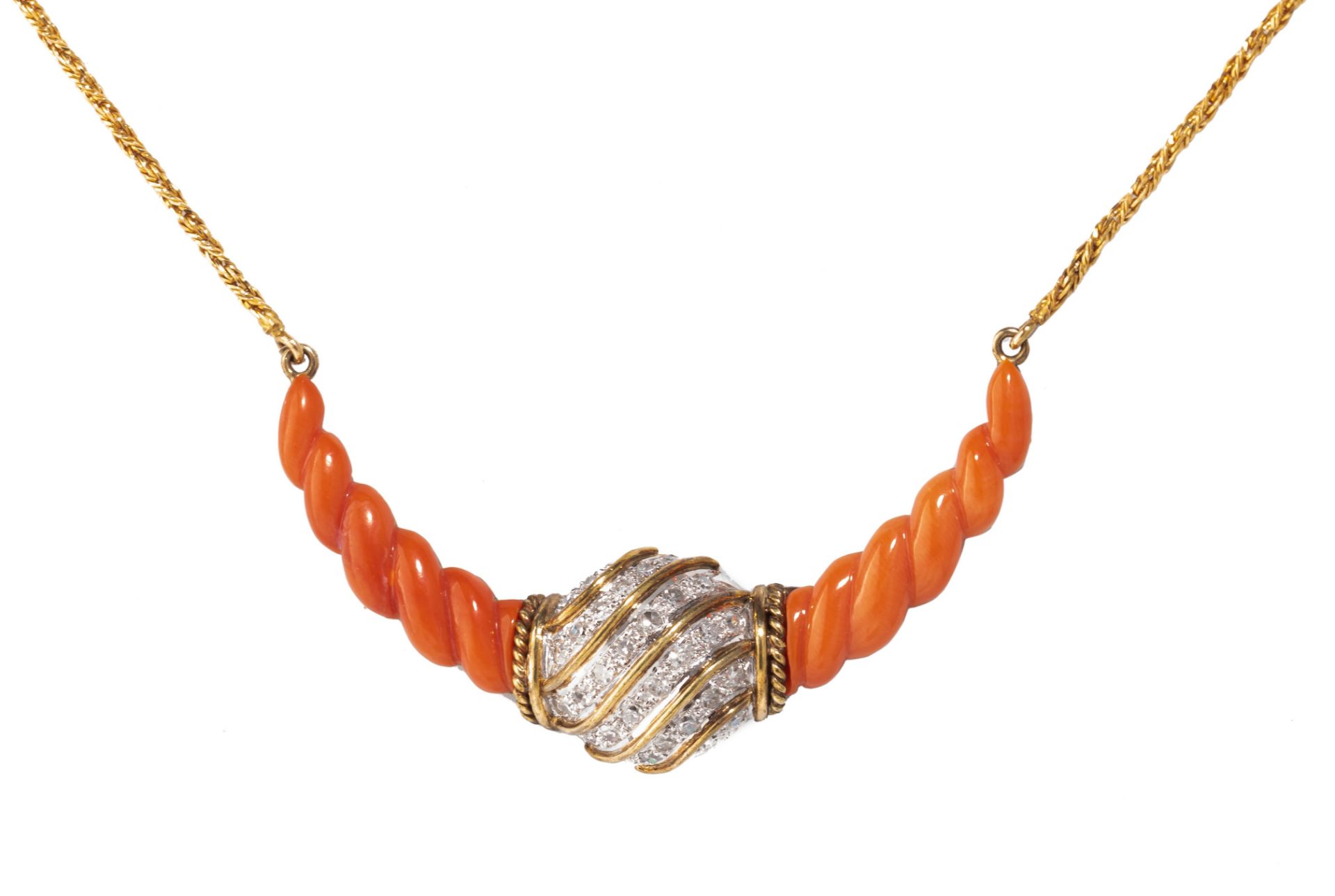 An 18ct yellow gold necklace, the pendant set with corals and brilliant-cut diamonds, L 45,7 Cm - Image 2 of 7