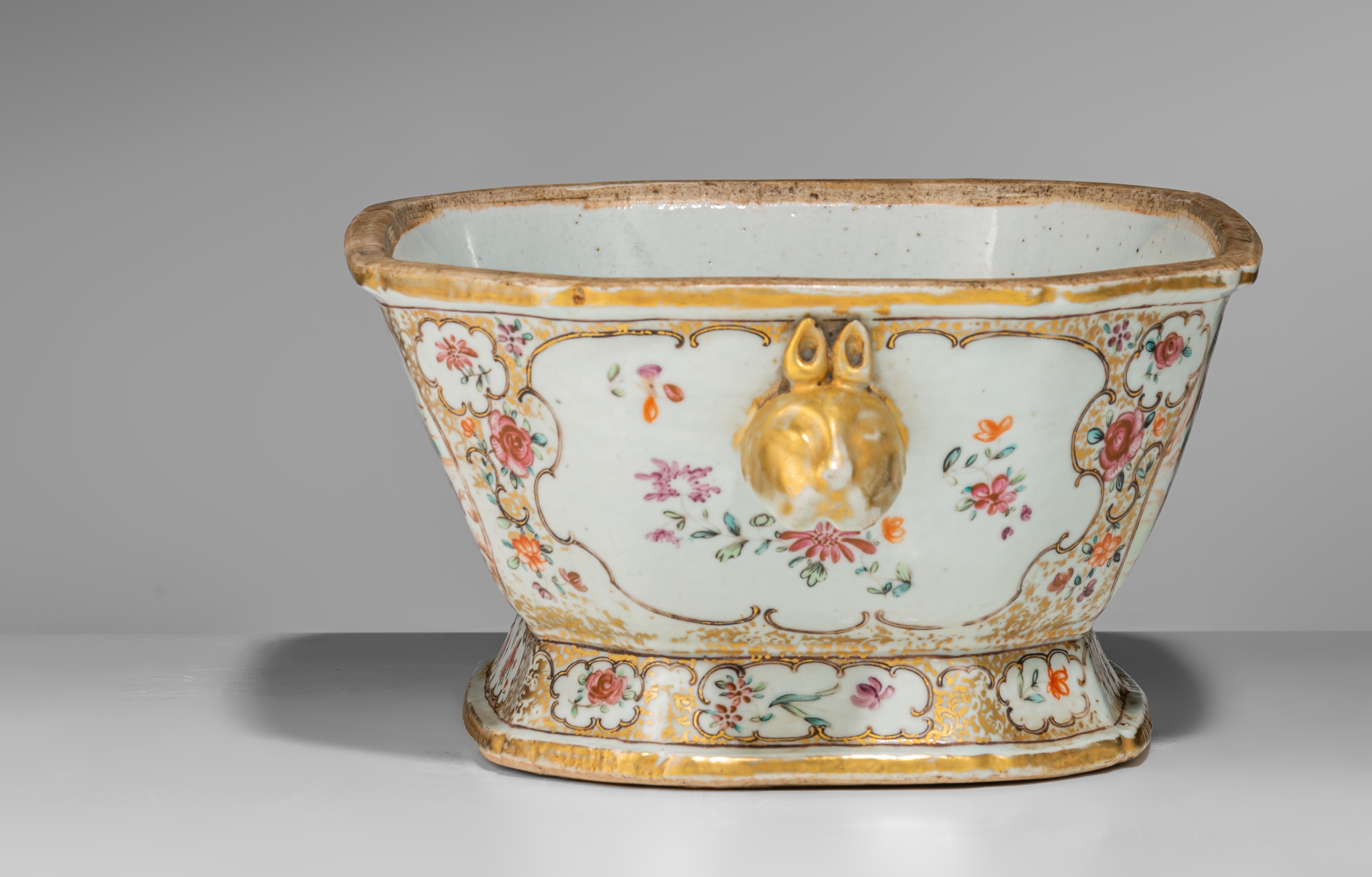 A collection of famille rose and gilt decorated export porcelain ware, 18thC, largest - H 12,5 - 34, - Image 11 of 20