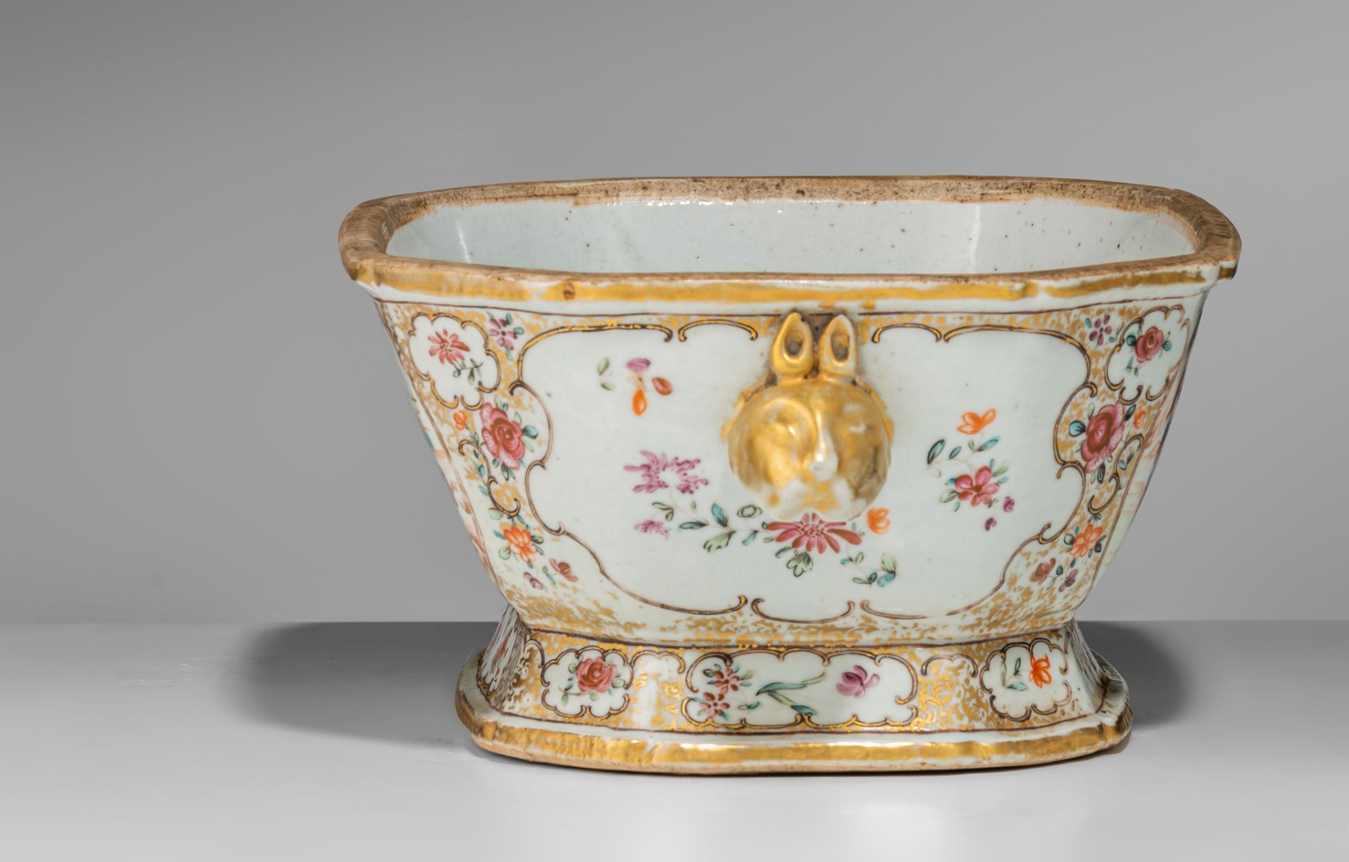A collection of famille rose and gilt decorated export porcelain ware, 18thC, largest - H 12,5 - 34, - Image 11 of 20