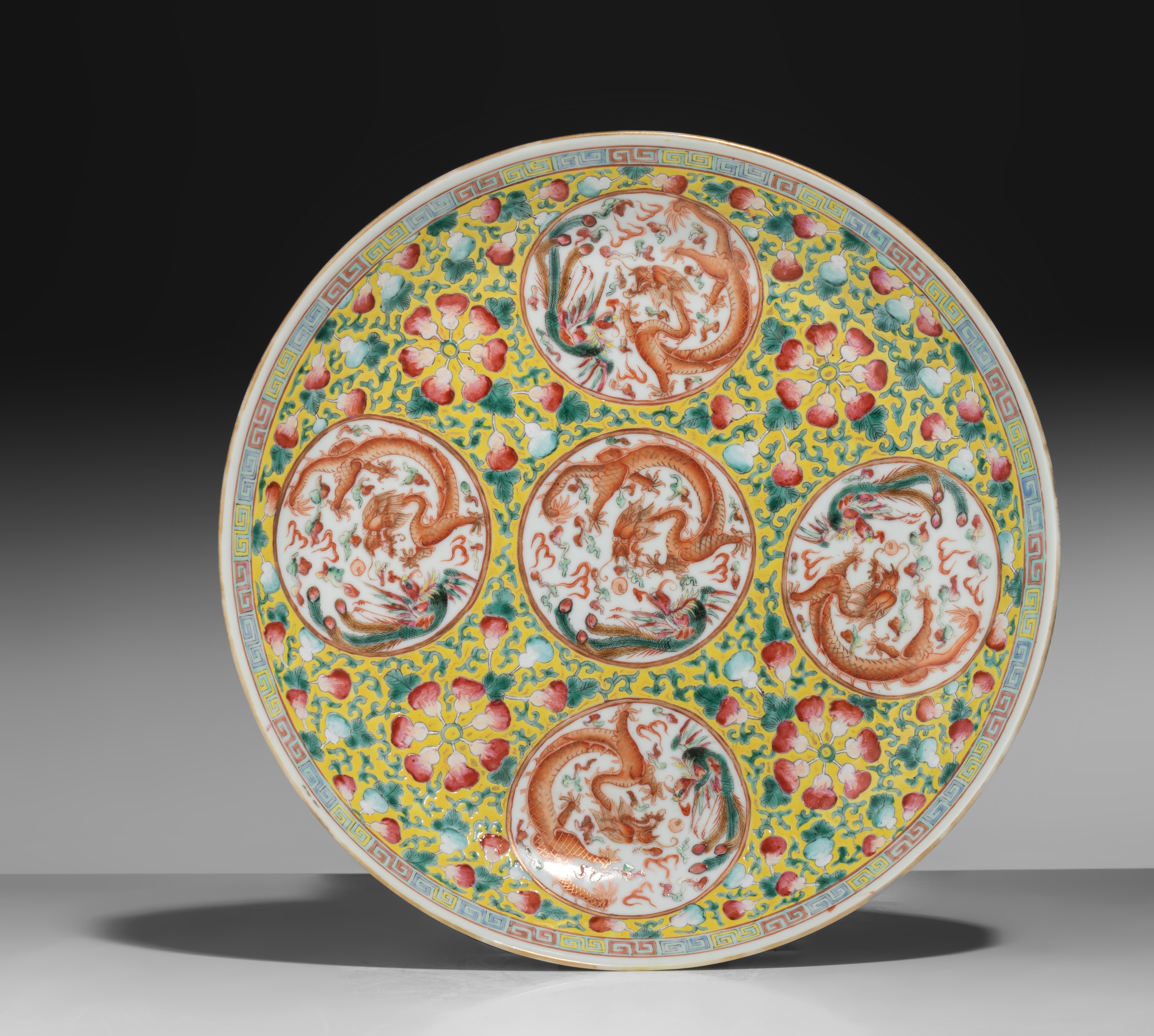 A Chinese famille jaune 'Dragon medallions' plate, marked Guangxu and of the period, ø 24,5 cm - Image 2 of 4