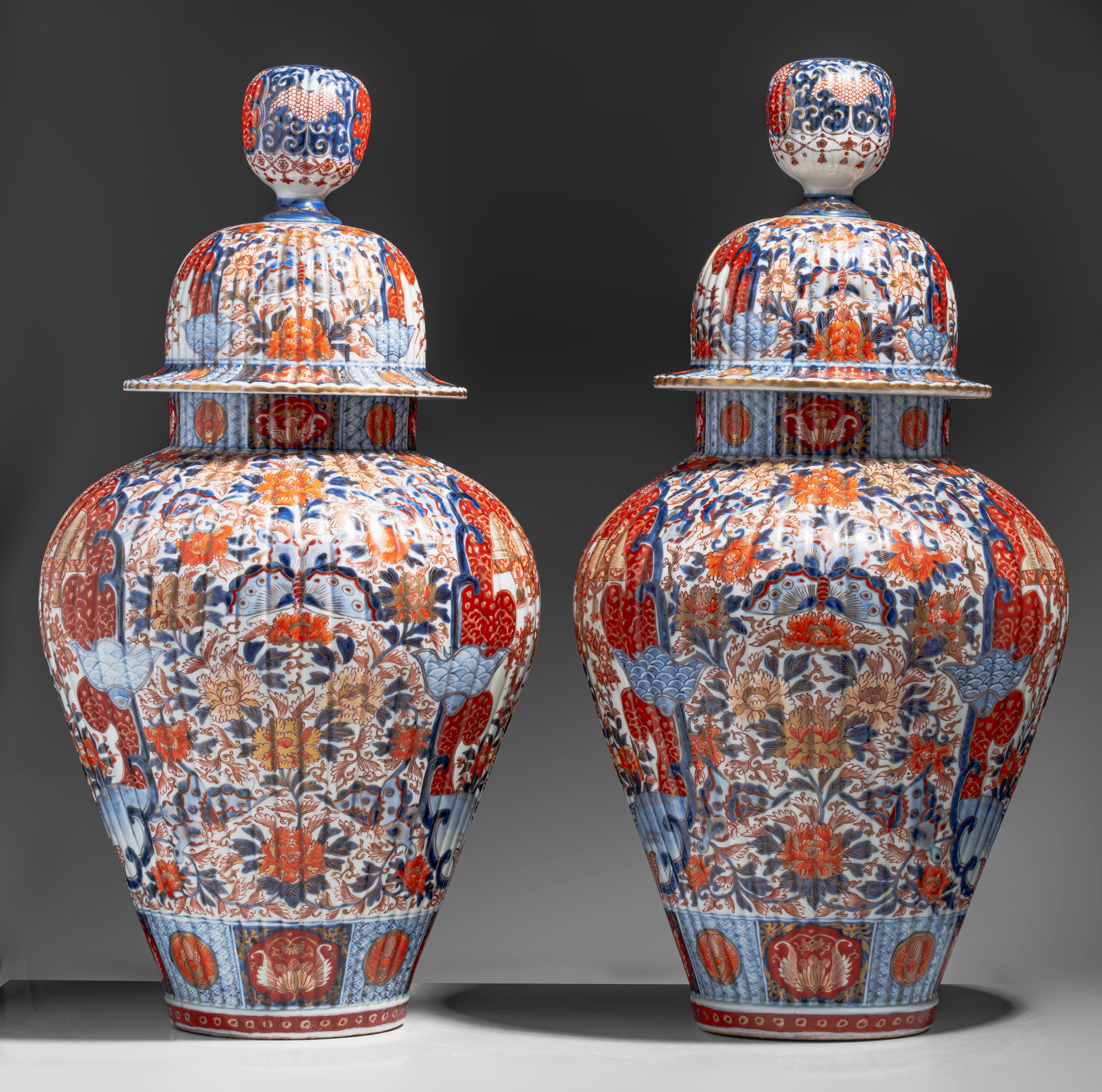 A pair of large Japanese Imari ribbed vases and covers, Edo period, late 18thC, H 69,5 cm - Image 5 of 9