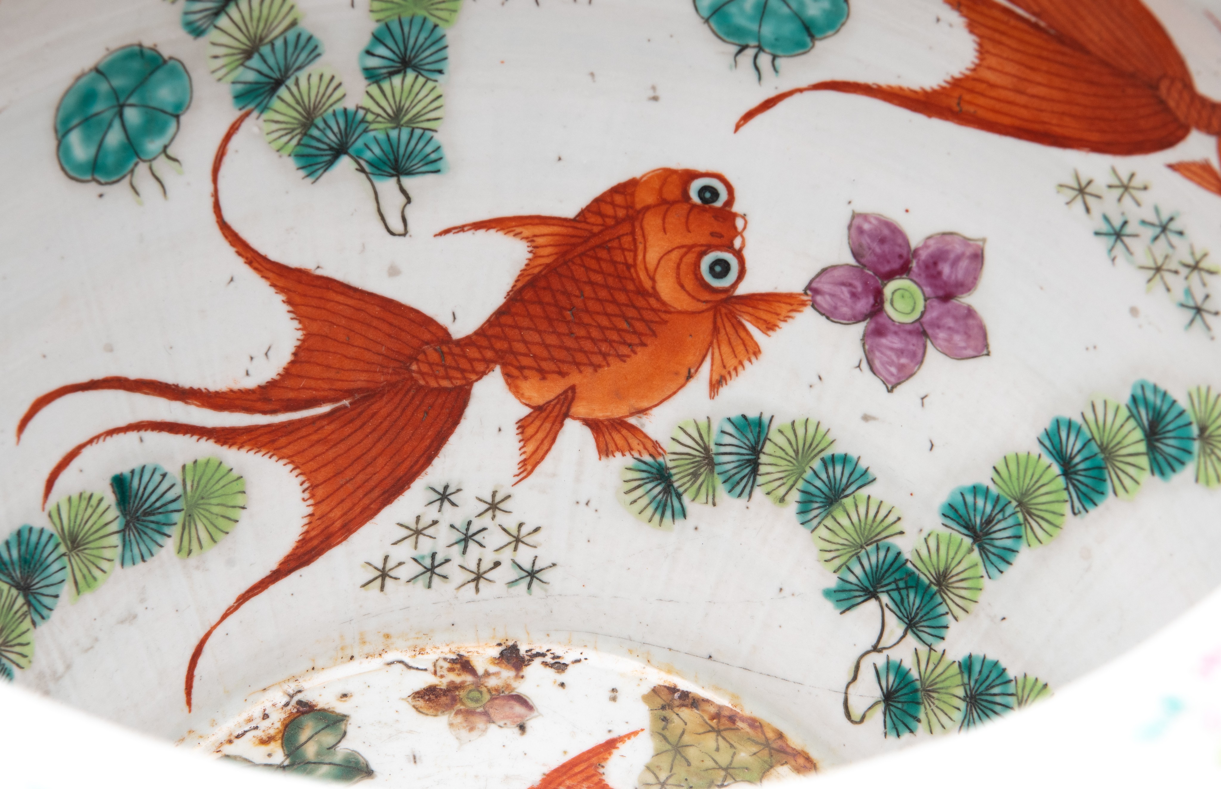 A Chinese famille rose 'Dragon' fishbowl, 19thC, H 35,5 cm - Image 13 of 17