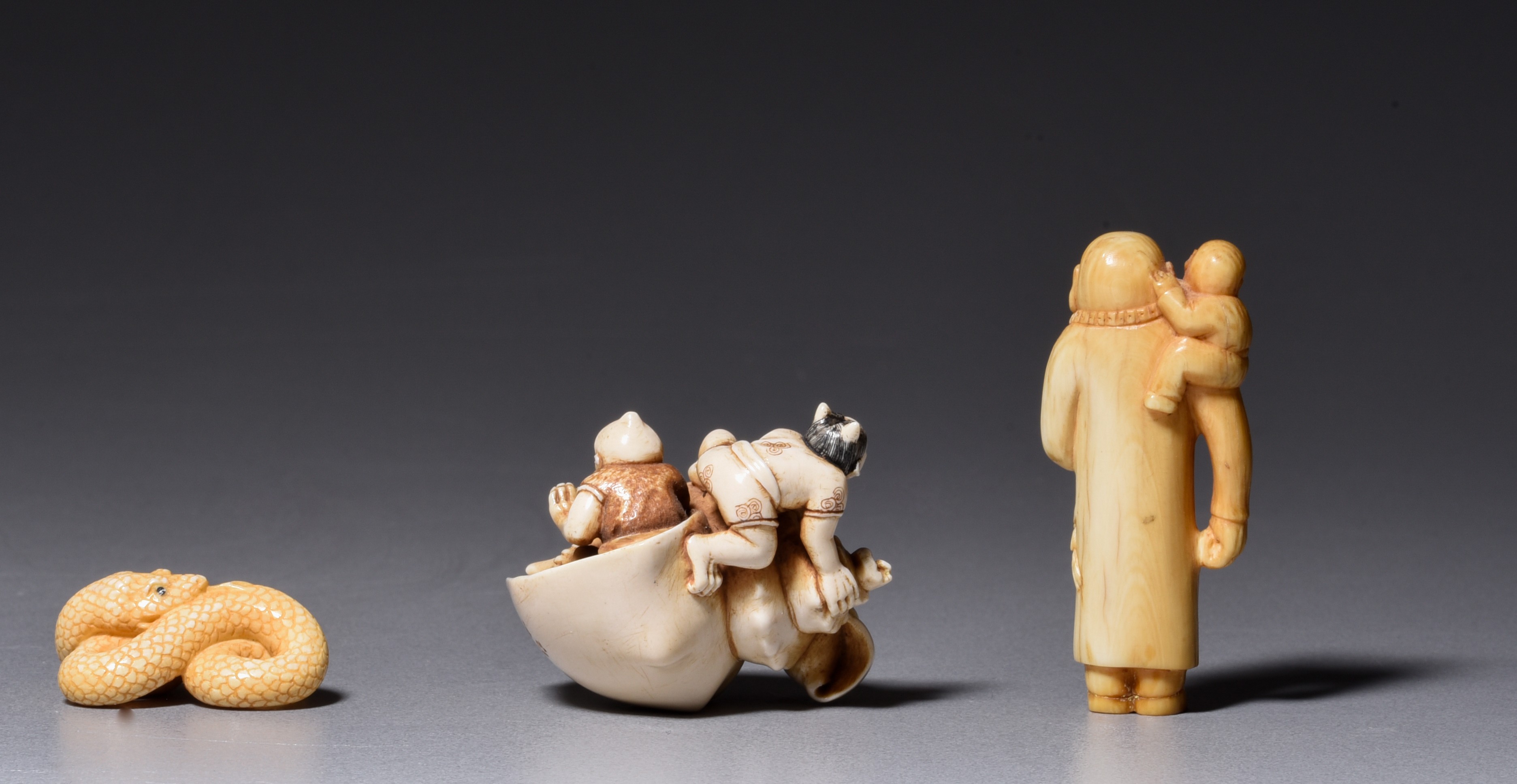An ivory netsuke and two okimono, 19th/early 20thC, H 3,8 - 4,9 - 3 cm / 18g - 9g - 4g (+) - Image 3 of 6
