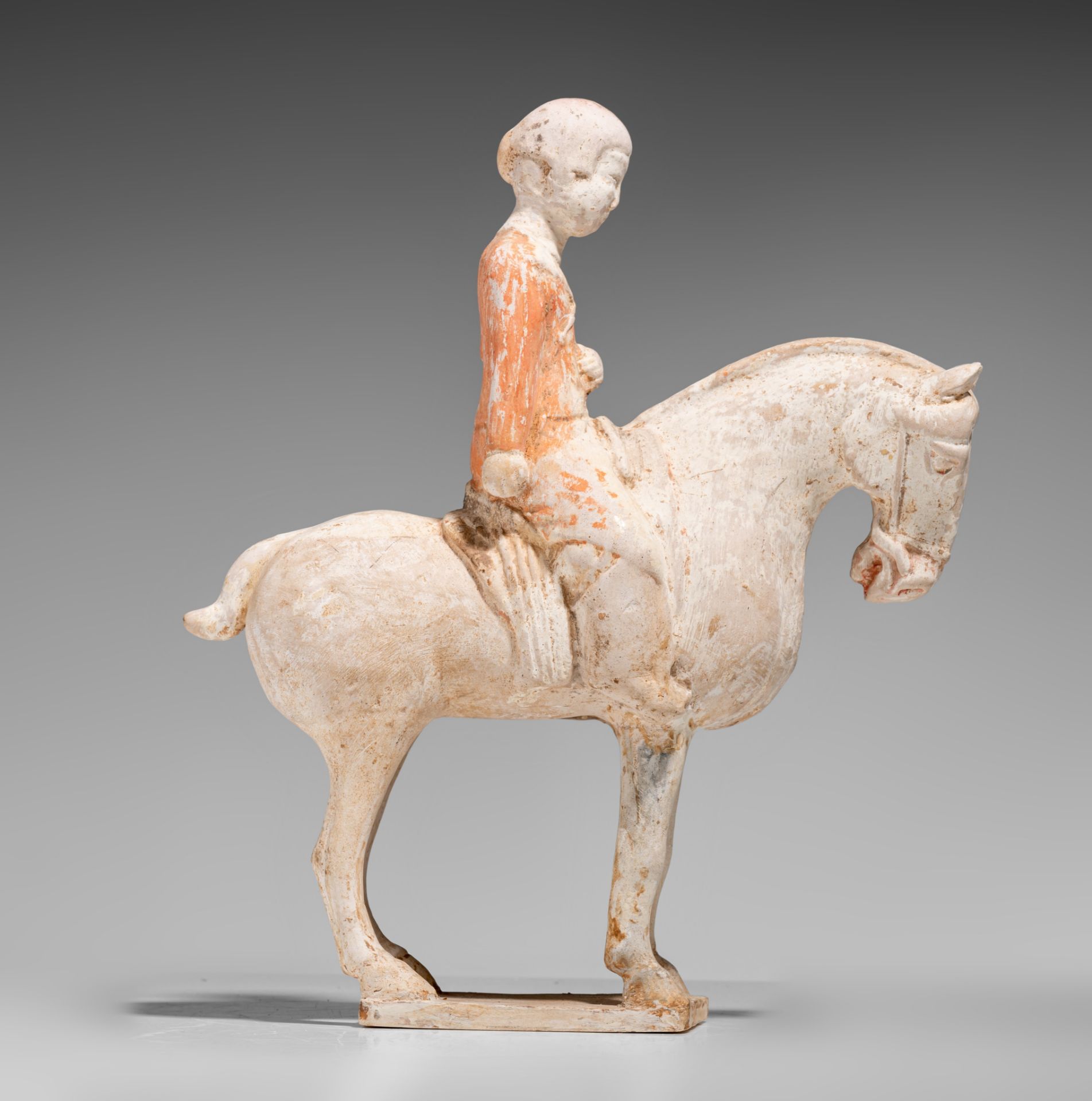 A Chinese painted pottery figure of a horse and a rider, Tang dynasty, L 25,8 - H 28,5 cm - Bild 10 aus 13