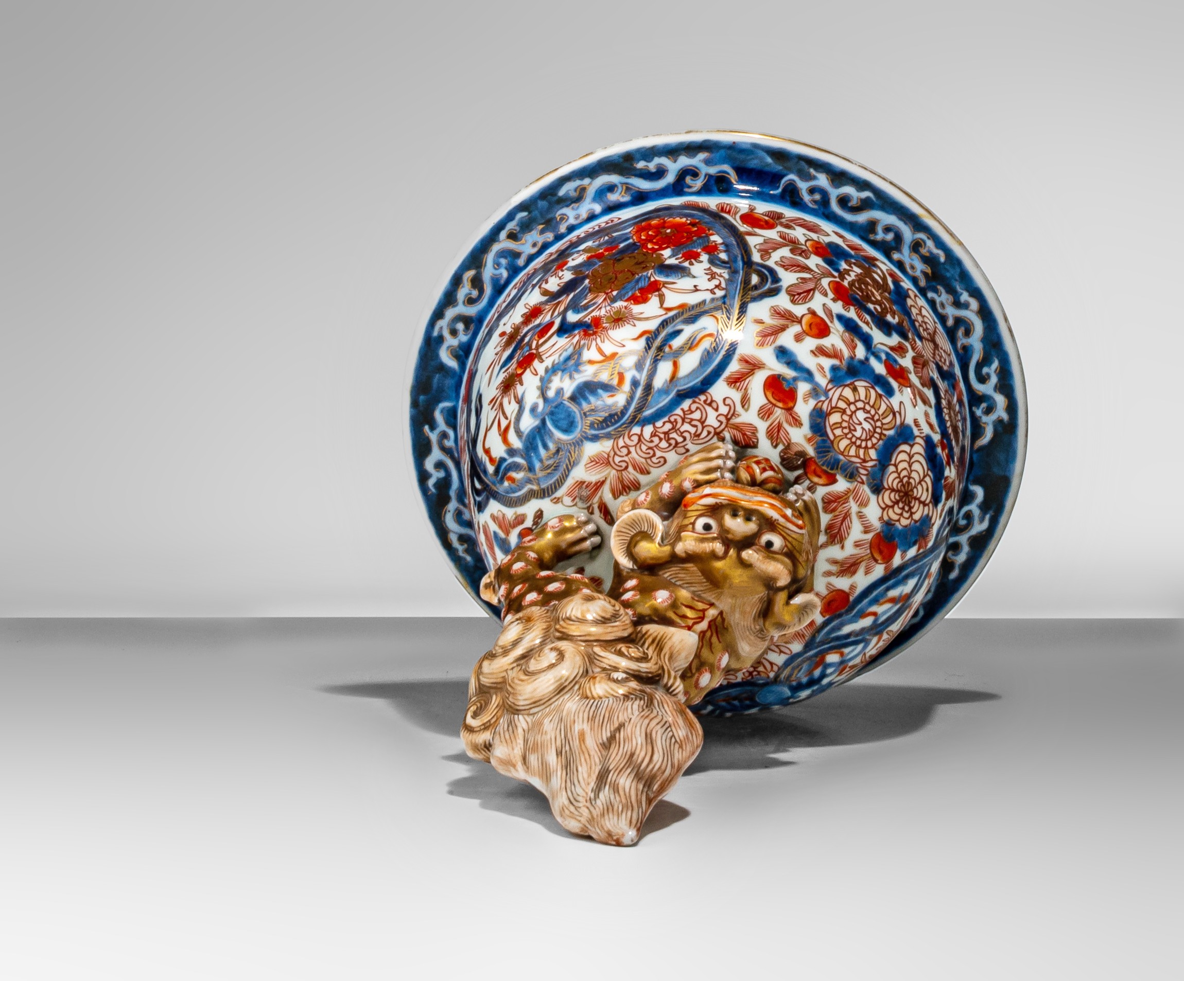 A pair of Japanese Imari covered vases, on a porcelain base, early Meiji, Total H 82,5 cm - Image 16 of 17