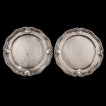 A pair of silver dishes, hallmarked Lisbon (1938 - present), ø 28 cm, total weight: ca. 1.600 g