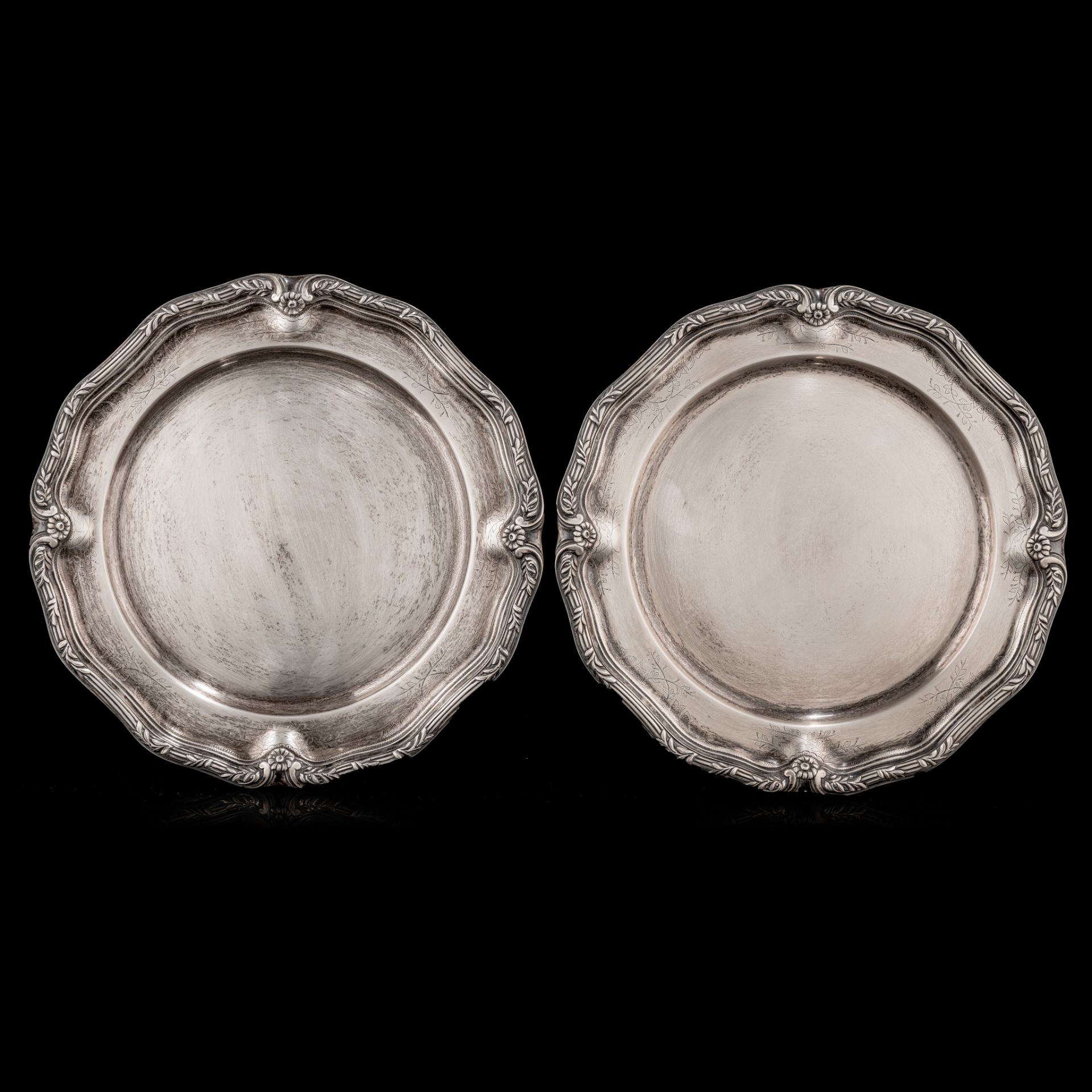 A pair of silver dishes, hallmarked Lisbon (1938 - present), ø 28 cm, total weight: ca. 1.600 g