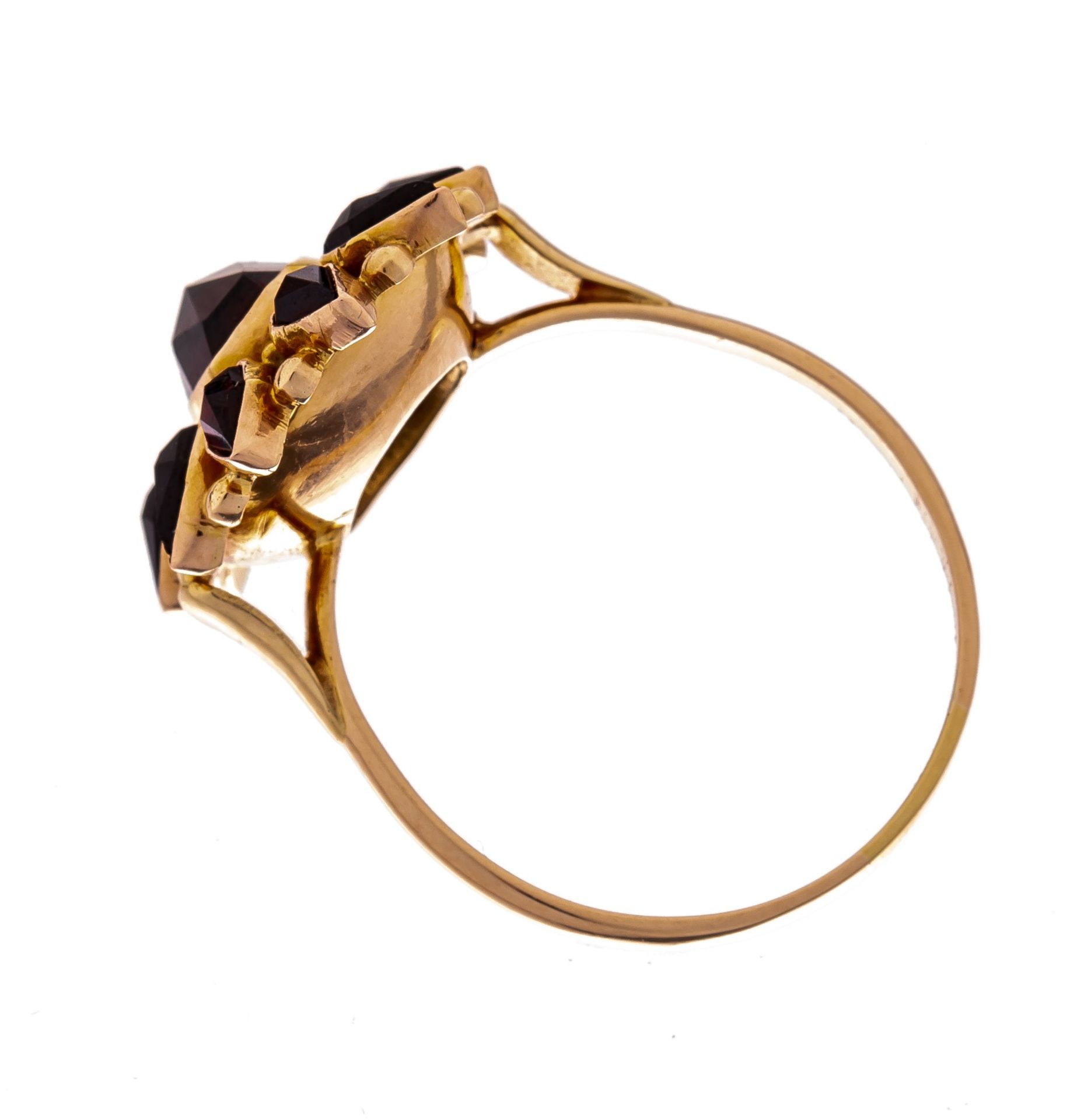 A floral-shaped ring in 18ct yellow gold, set with garnets, 4 g - Image 2 of 4