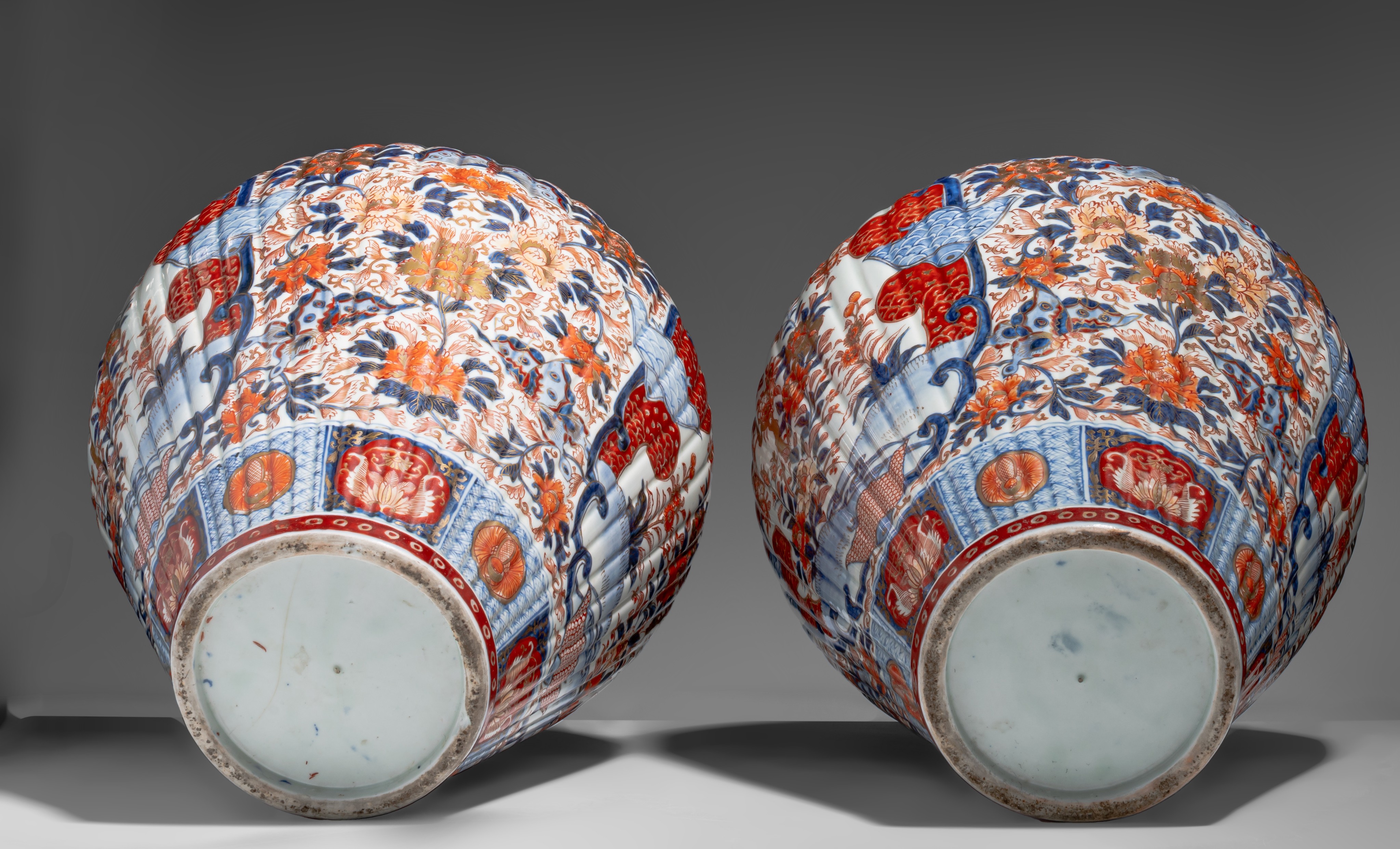 A pair of large Japanese Imari ribbed vases and covers, Edo period, late 18thC, H 69,5 cm - Image 7 of 9