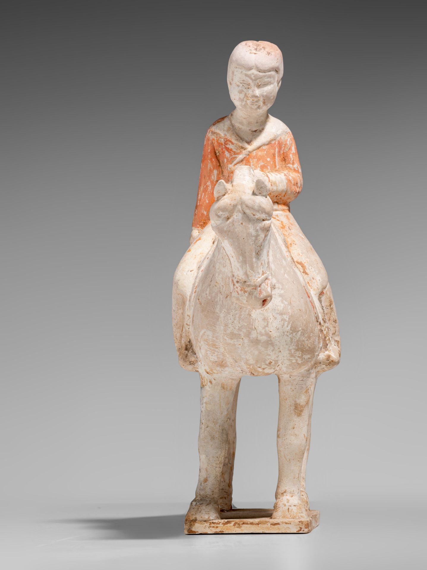 A Chinese painted pottery figure of a horse and a rider, Tang dynasty, L 25,8 - H 28,5 cm - Bild 4 aus 13