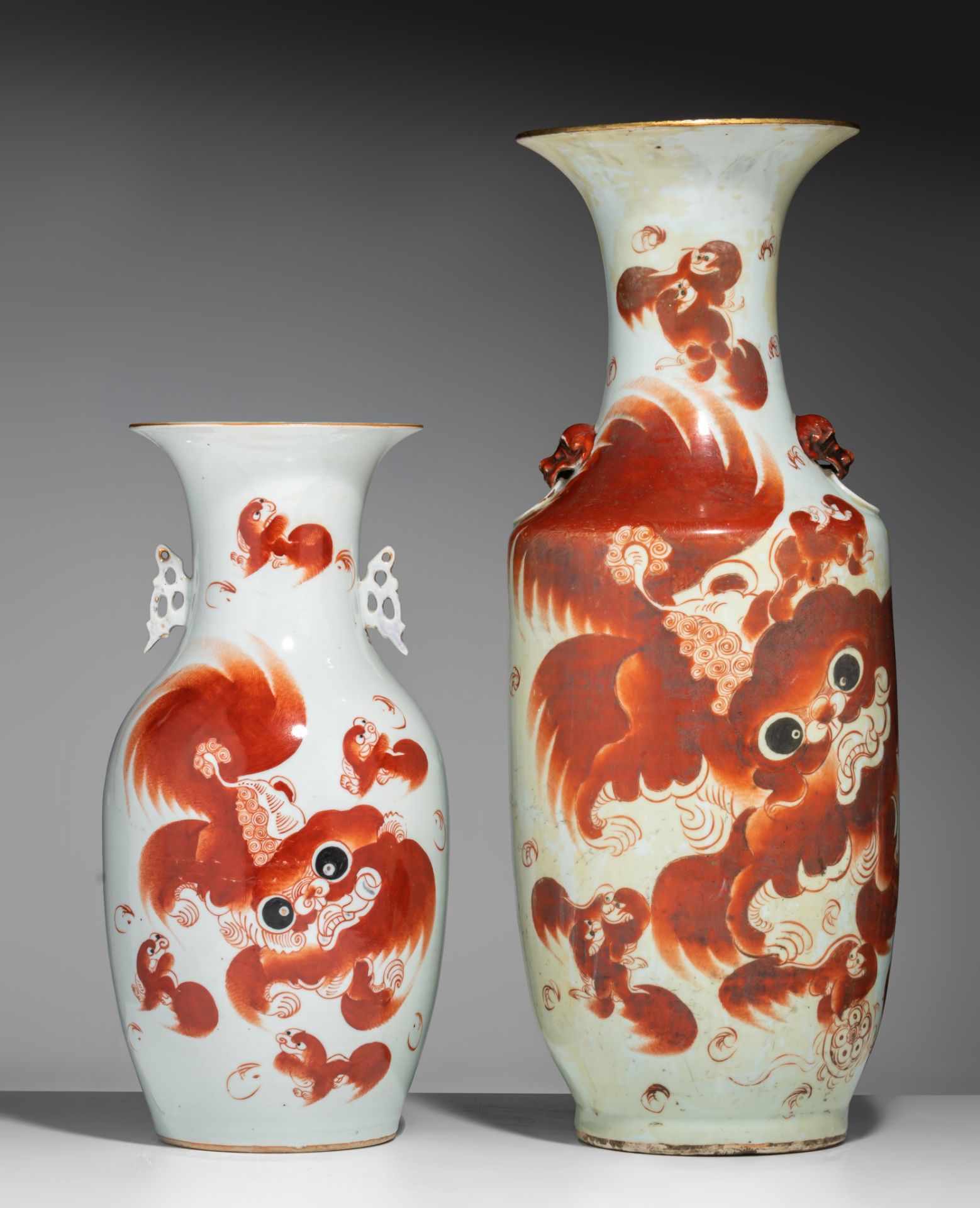 Two Chinese iron-red 'Buddhist lions' vases, both with a signed text and paired with lion head handl - Bild 2 aus 7