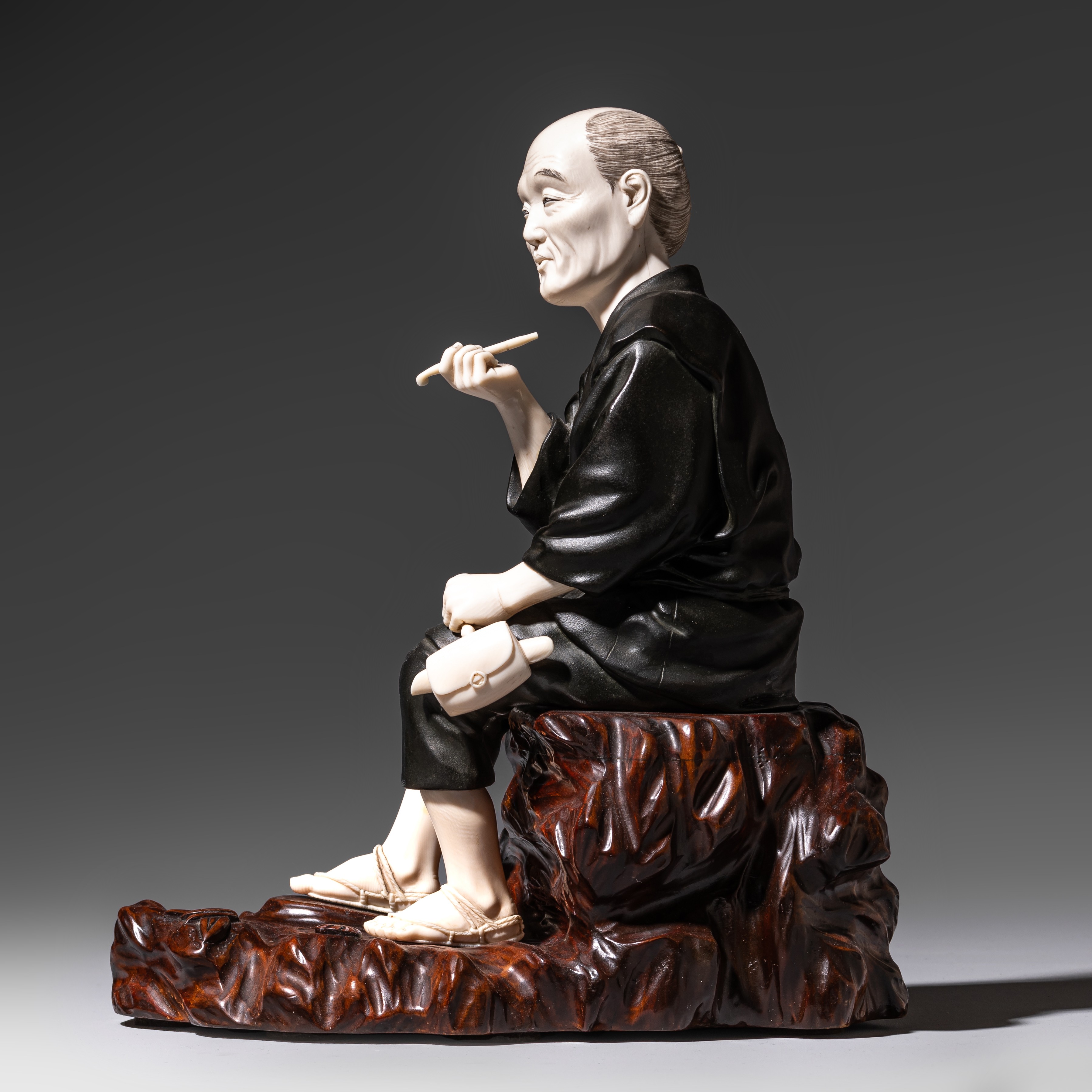 A chryselephantine with bronze and ivory of a Chinese man, ca 1900-1910, 31,5 cm (+) - Image 3 of 9