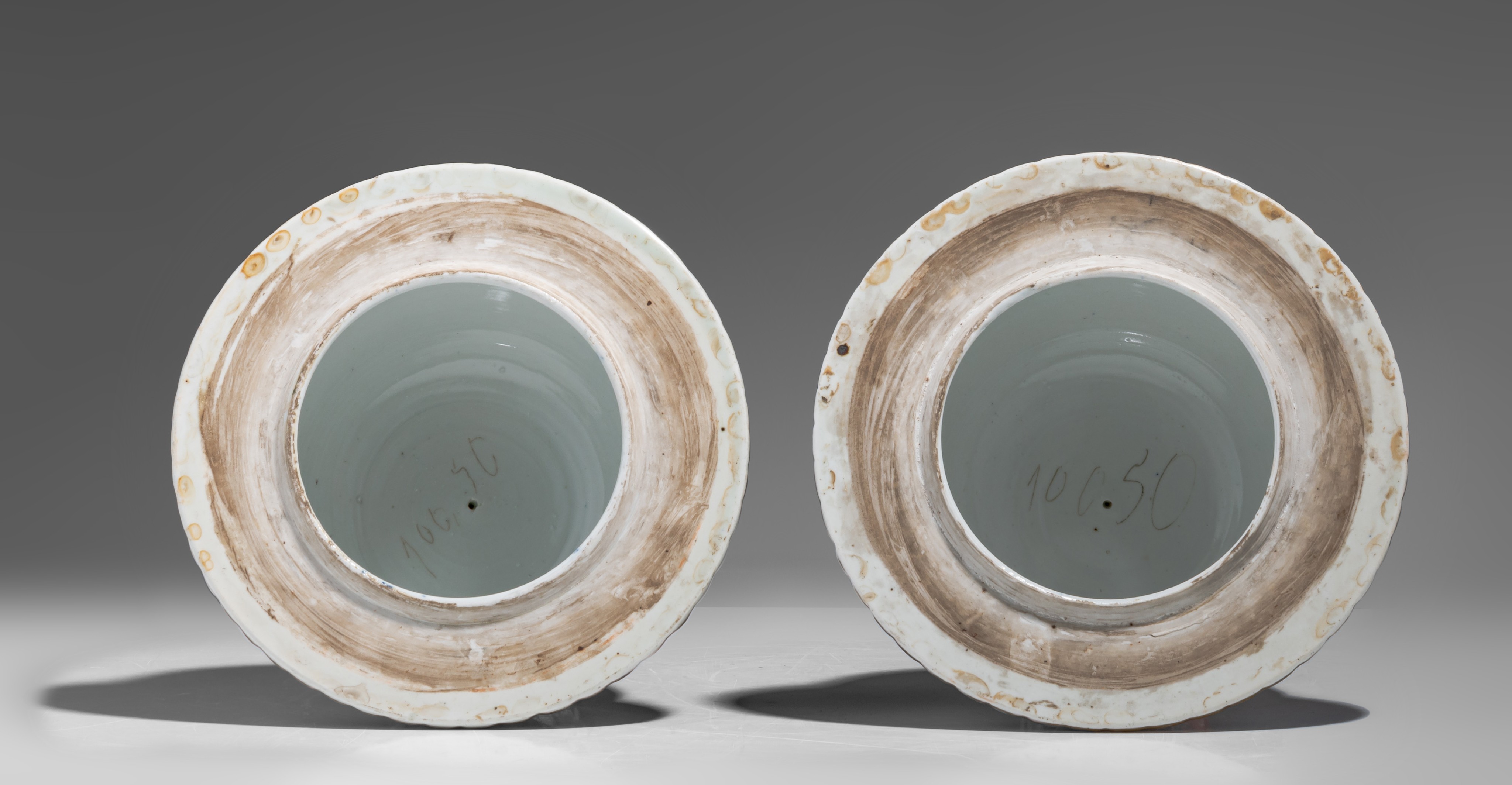 A pair of large Japanese Imari ribbed vases and covers, Edo period, late 18thC, H 69,5 cm - Image 9 of 9