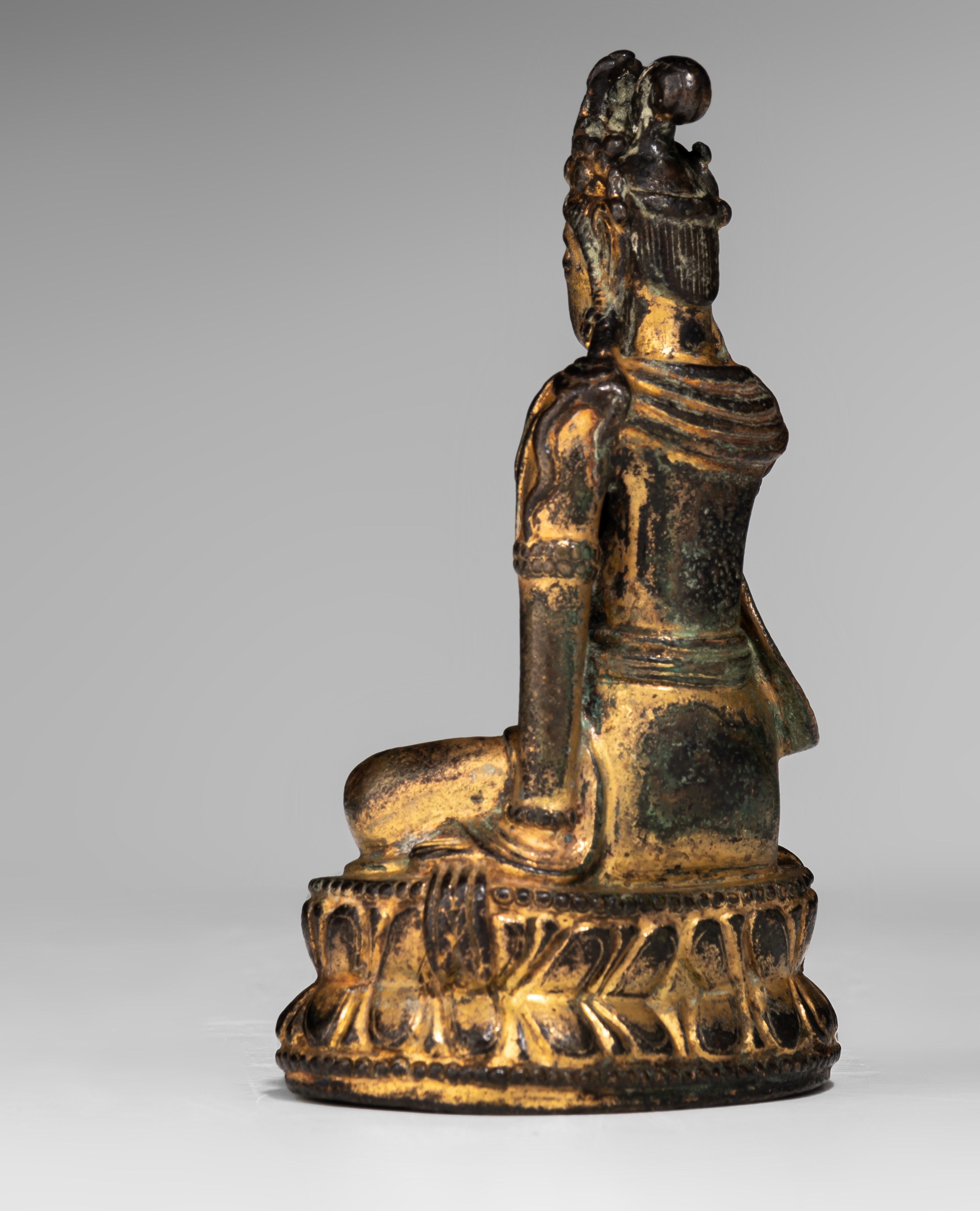 A Chinese Song style gilt-lacquered bronze figure of Bodhisattva Avalokiteshvara in Water Moon Form - Image 6 of 11