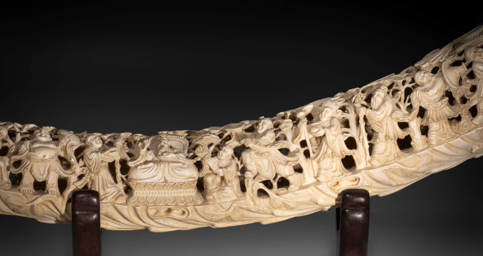 A Chinese sculpted tusk, 1,30 m (outer arch), 1,13 m (inner arch), circumference 39 cm, 5700 g (+) - Image 11 of 15