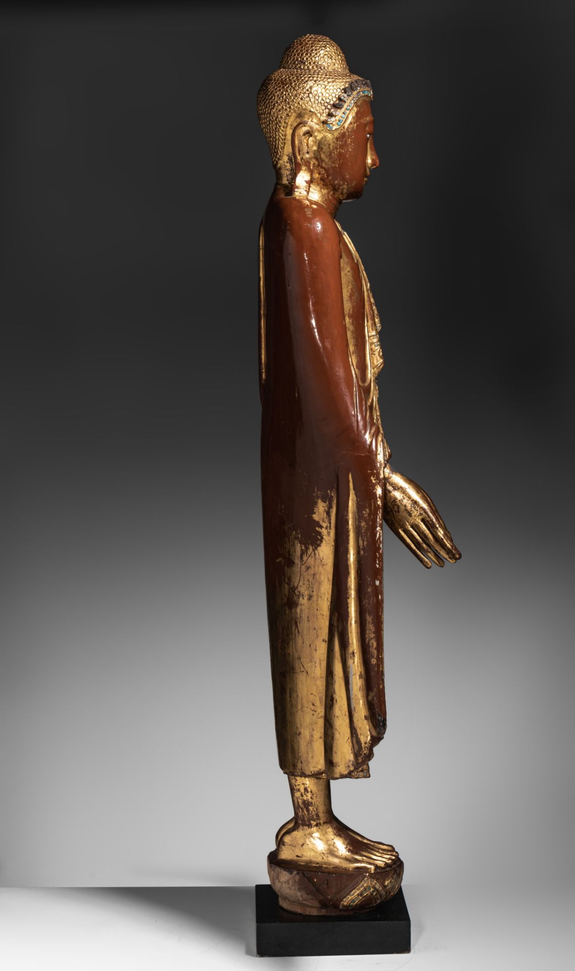 A Burmese gilt lacquered wooden figure of standing Buddha, inlaid with glass beads, 19thC, H 103,5 c - Image 5 of 5