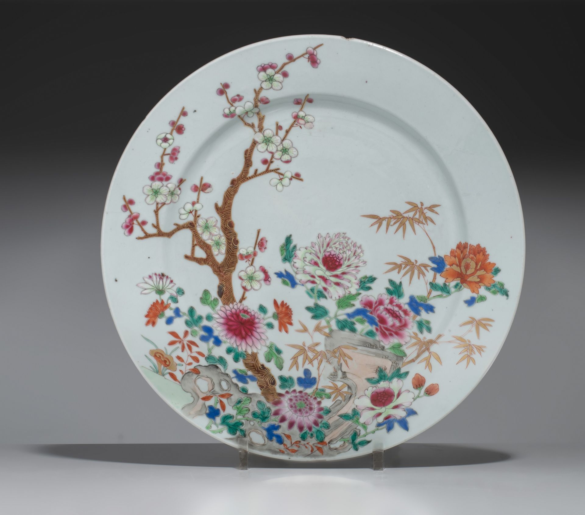 A Chinese famille rose 'Flower garden' charger, 18thC, ø 37,7 cm - Bild 2 aus 3