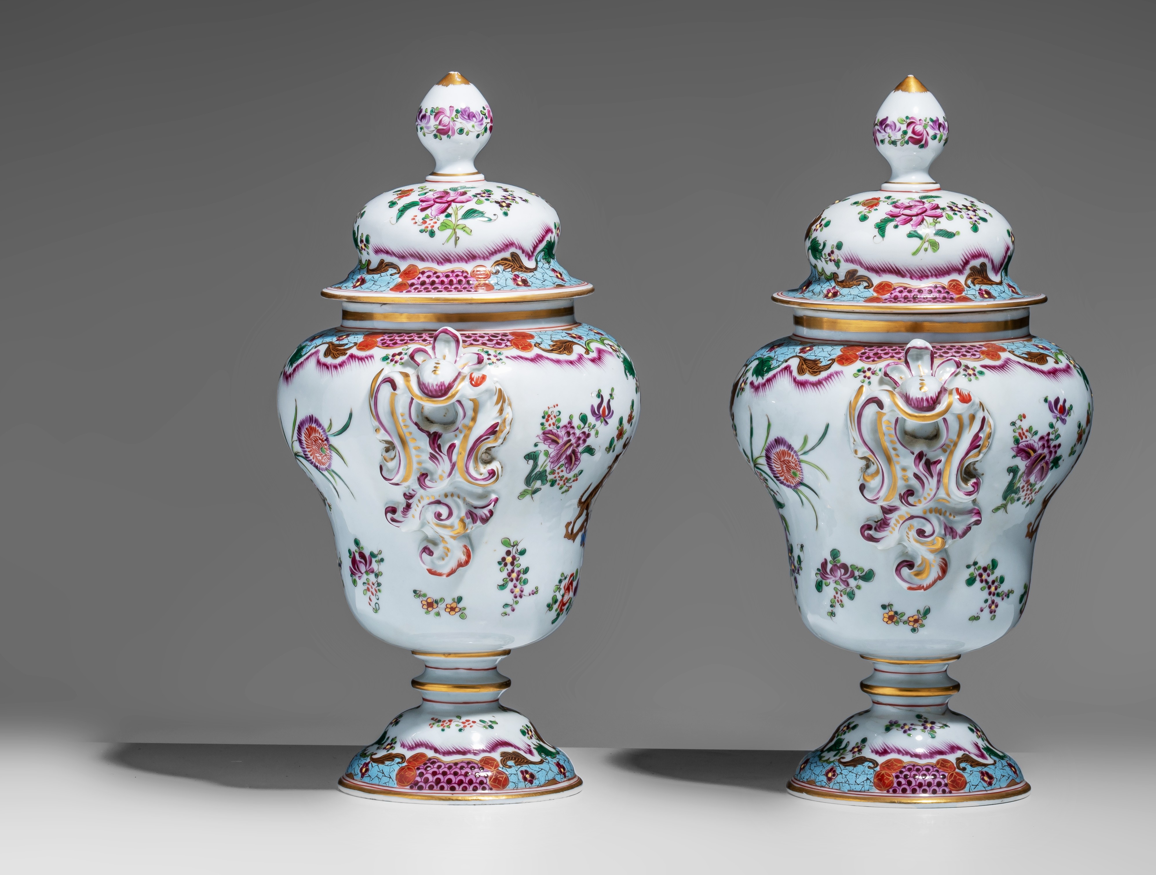 A pair of Samson armorial vases and a matching dish depicting a bird cage, H 34 - ø 23 cm - Image 6 of 15