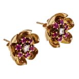 A pair of floral-shaped earrings in 18ct yellow gold, with a diamond and rubies, ø 1,9 cm, 6,9 g