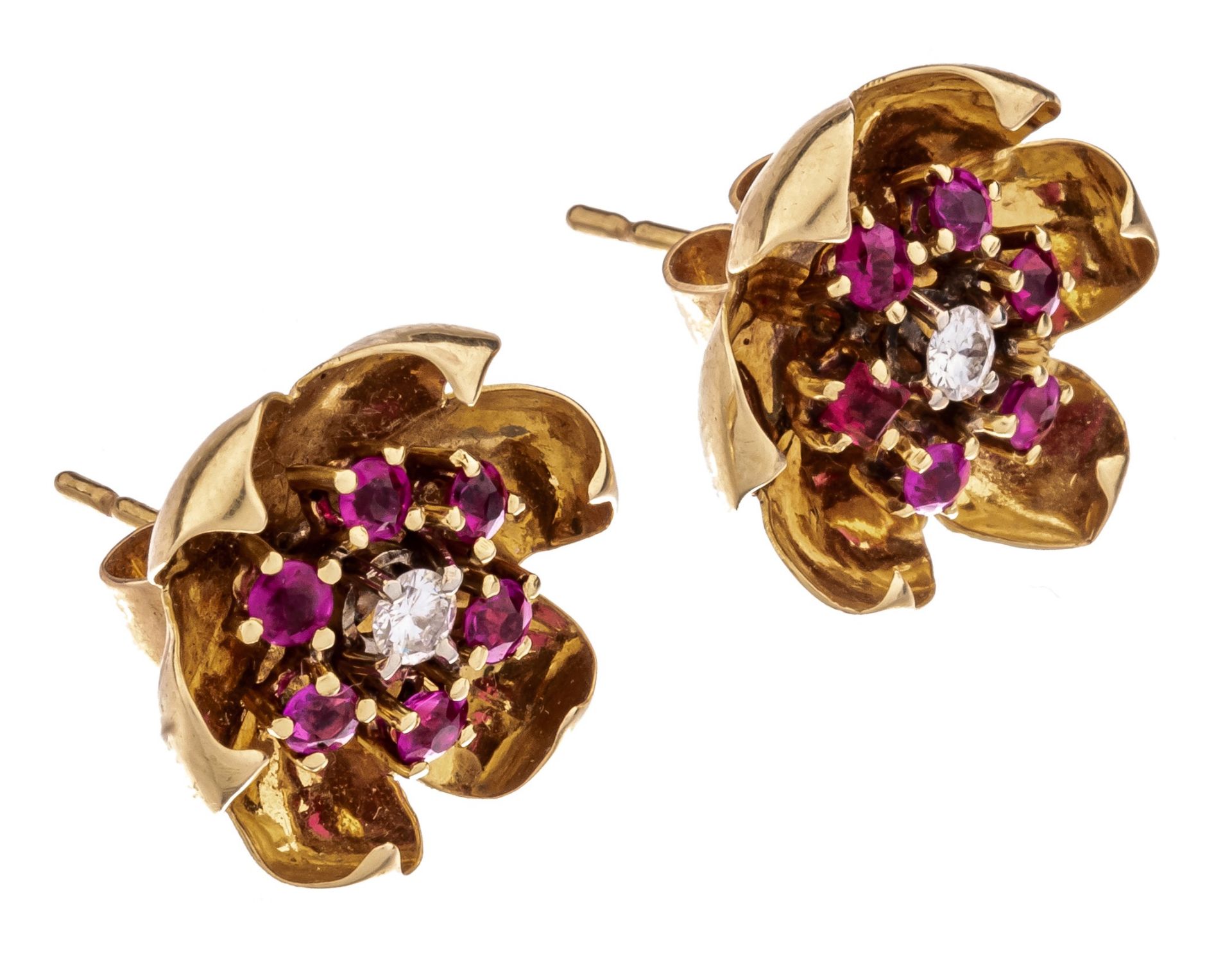 A pair of floral-shaped earrings in 18ct yellow gold, with a diamond and rubies, ø 1,9 cm, 6,9 g