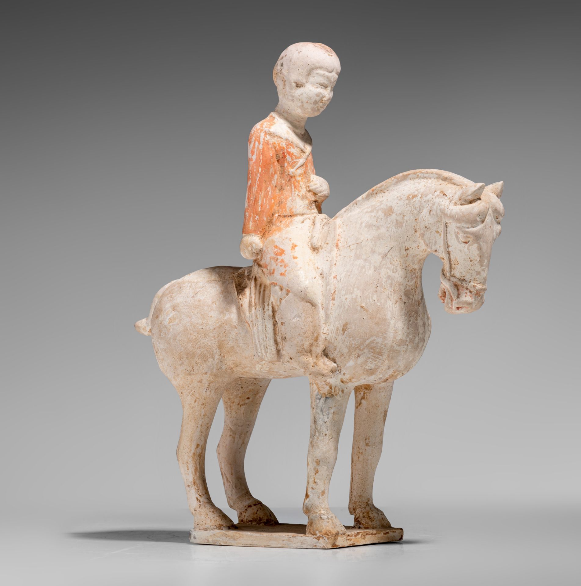 A Chinese painted pottery figure of a horse and a rider, Tang dynasty, L 25,8 - H 28,5 cm - Bild 2 aus 13