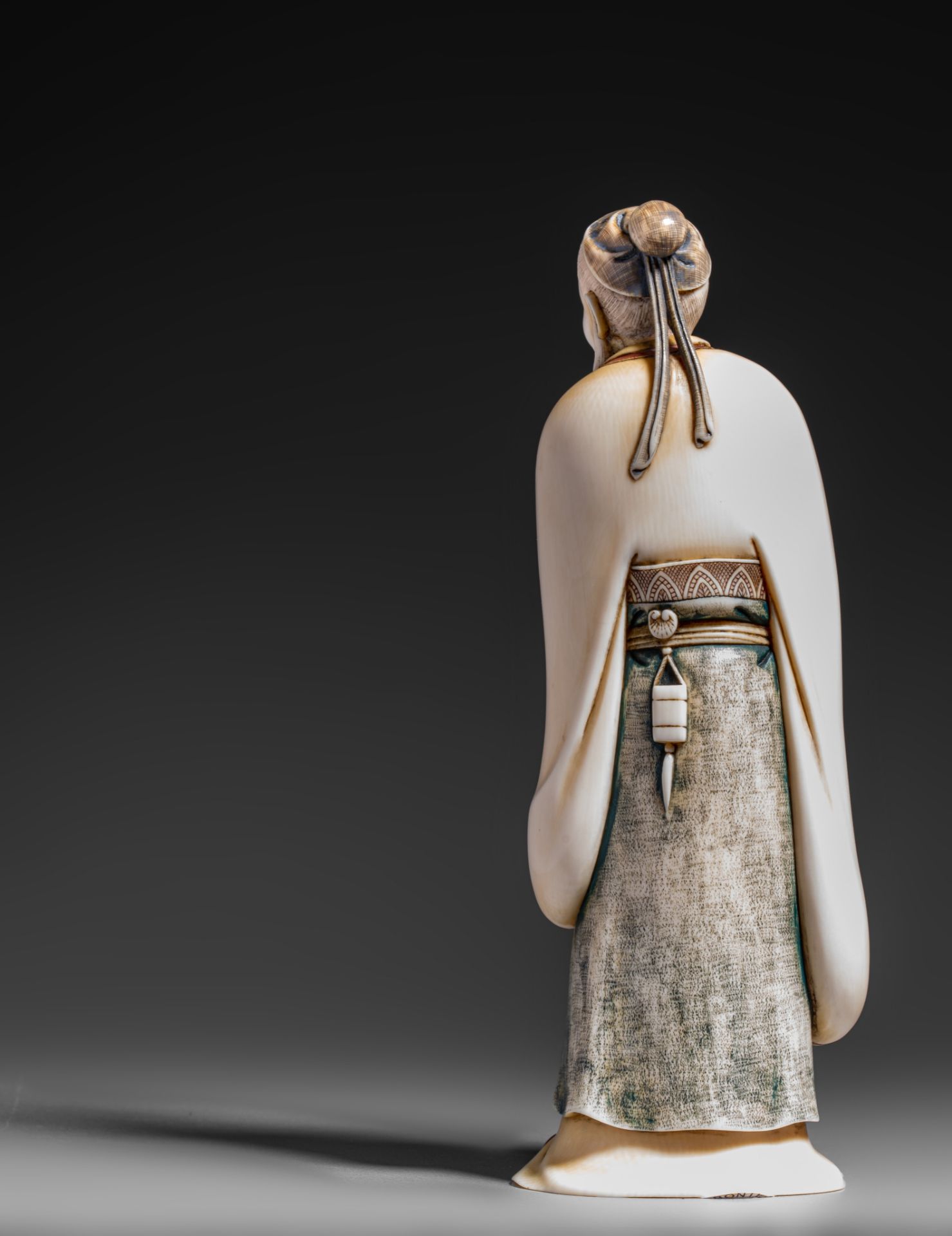 A Japanese ivory okimono of an Immortal, late Edo/early Meiji period, H 18,2 cm, 395 g (+) - Image 3 of 7