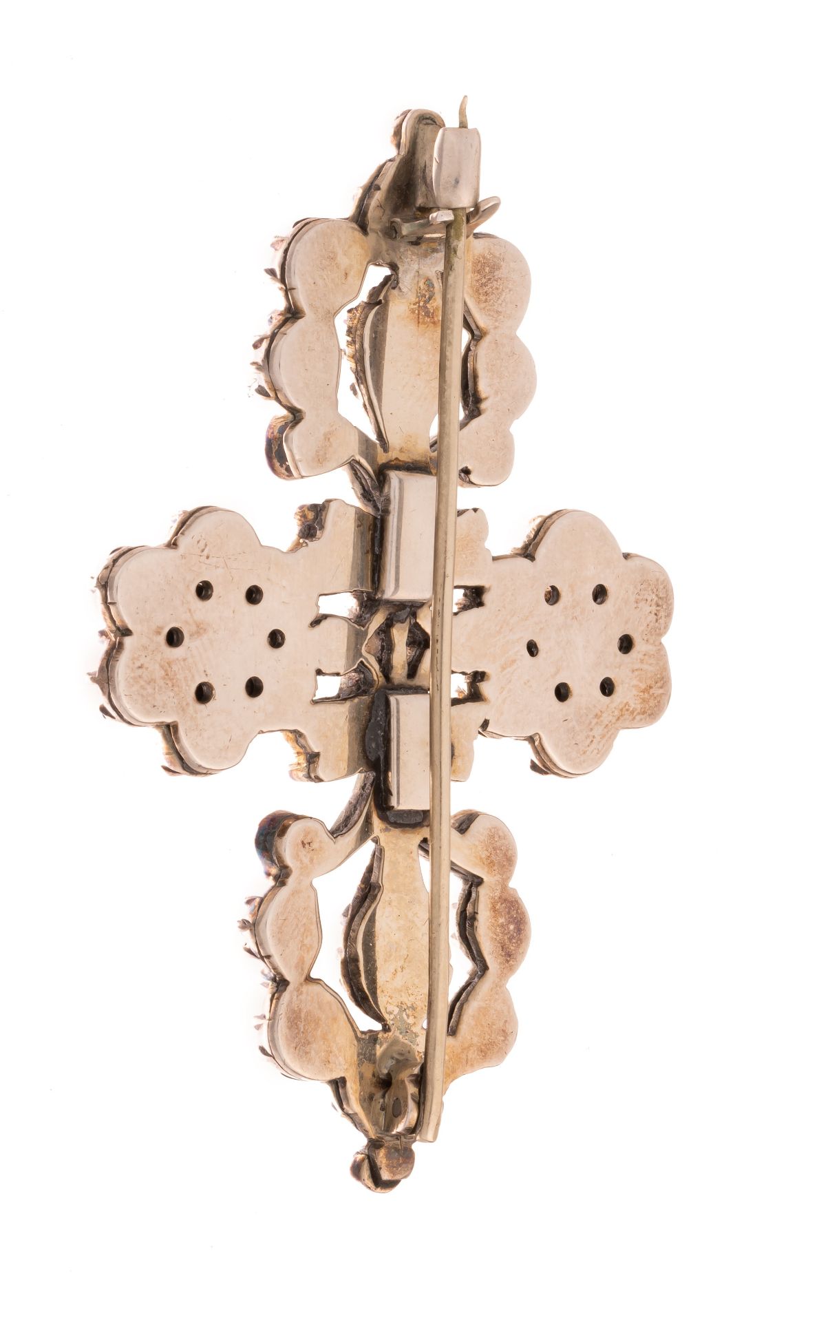 A silver and gold cross-shaped brooch, set with rose cut diamonds, H 6,7 cm - 31 g - Image 2 of 2