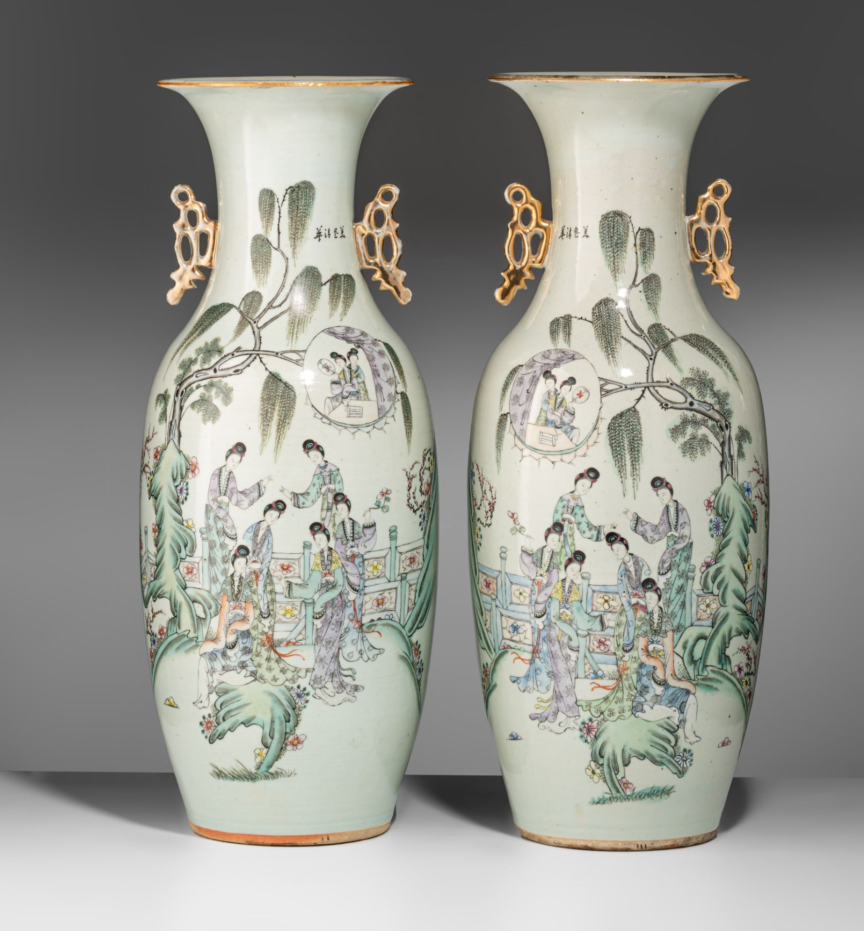 A pair of Chinese famille rose vases, with a signed text, paired with lingzhi handles, Republic peri - Bild 2 aus 7