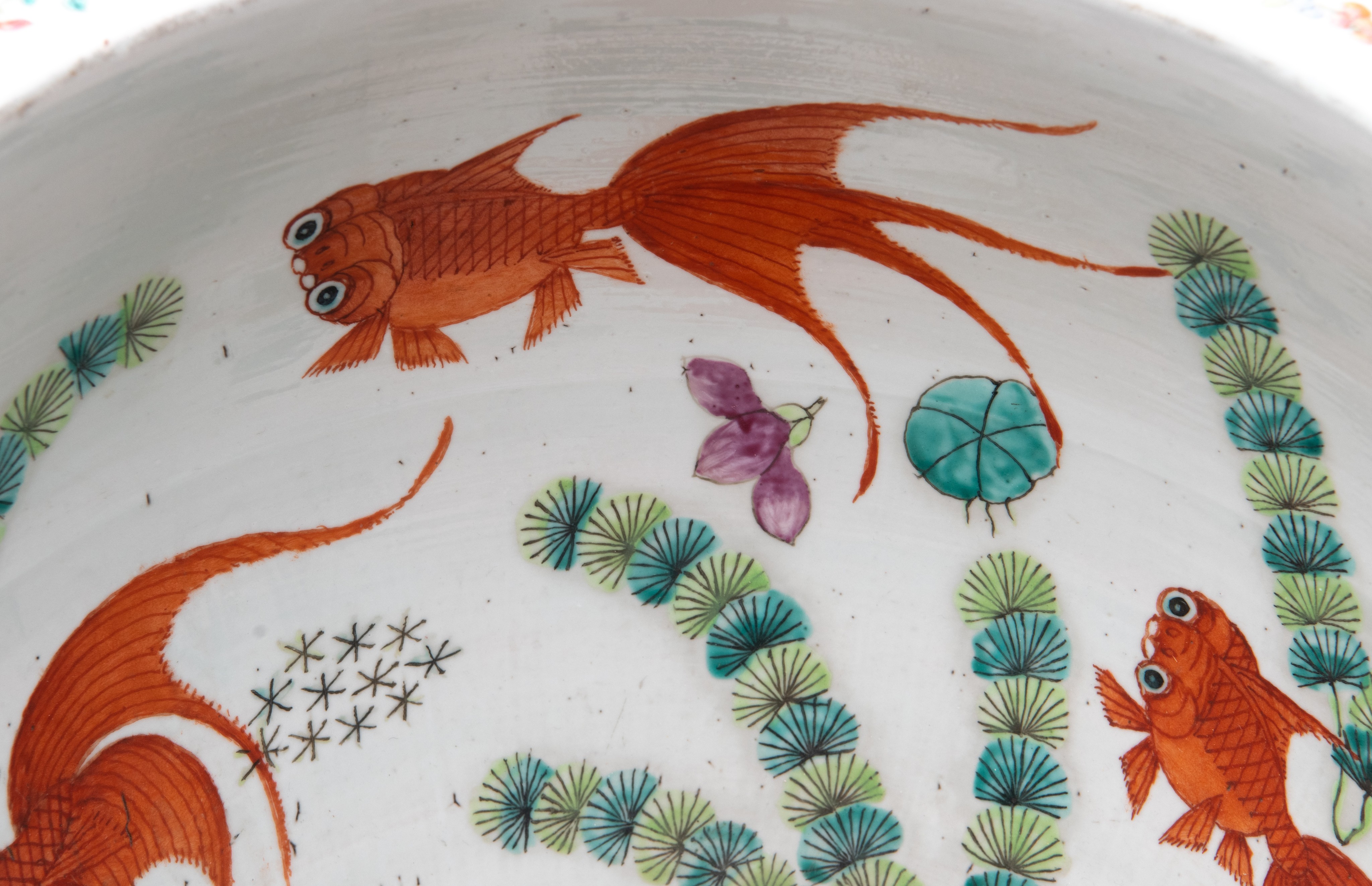 A Chinese famille rose 'Dragon' fishbowl, 19thC, H 35,5 cm - Image 16 of 17