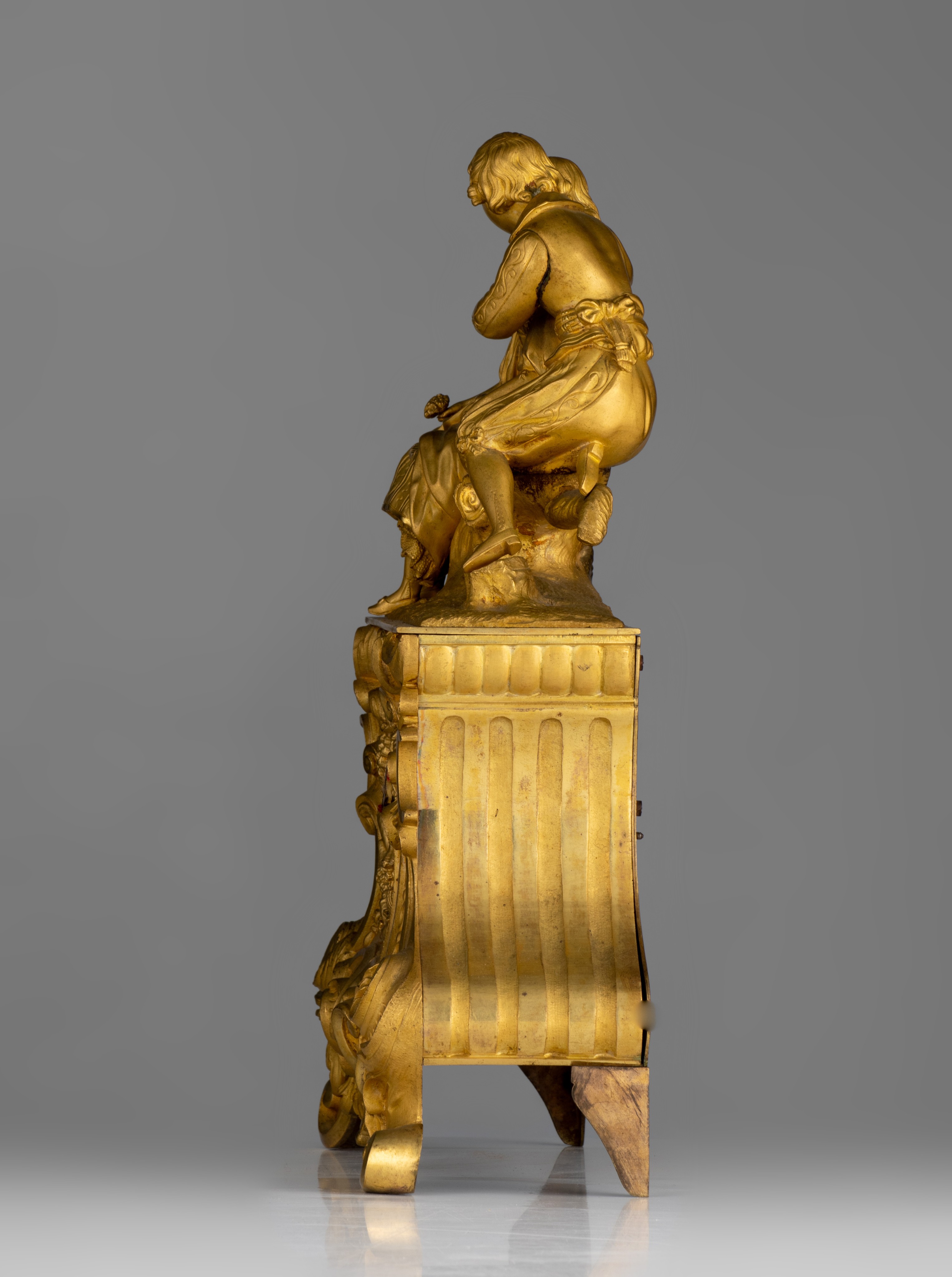 A Charles X gilt bronze mantle clock by Henri Robert, with a gallant scene, mid 19thC, H 38,5 cm - Image 3 of 9