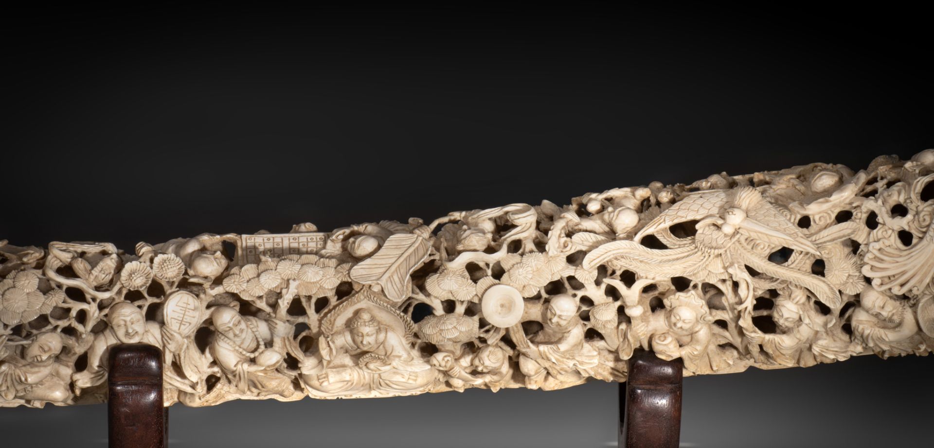 A Chinese sculpted tusk, 1,30 m (outer arch), 1,13 m (inner arch), circumference 39 cm, 5700 g (+) - Image 14 of 15