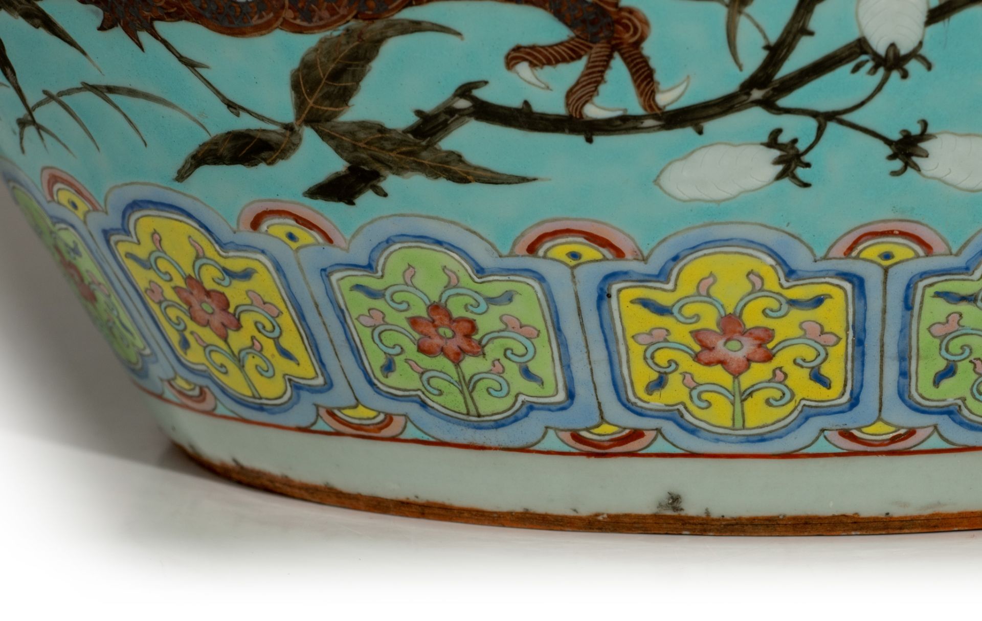 A Chinese famille rose 'Dragon' fishbowl, 19thC, H 35,5 cm - Bild 11 aus 17