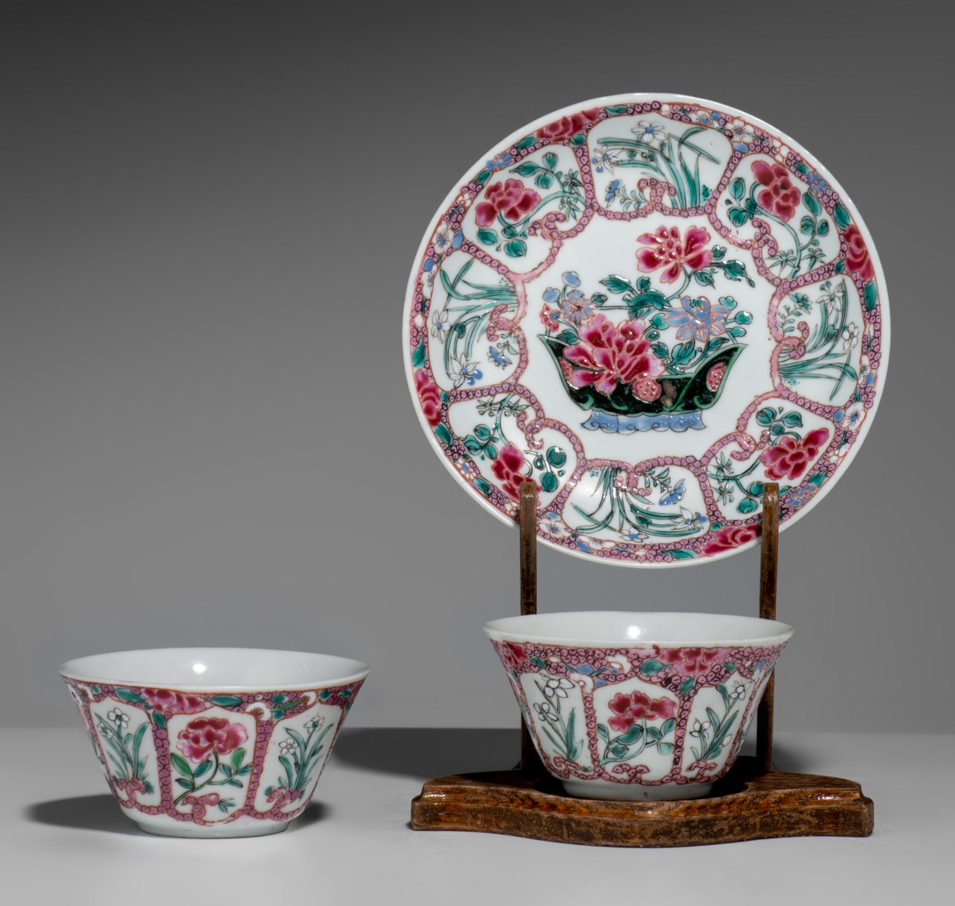 A set of Chinese famille rose and famille noire cup and saucer, and a second cup, 18thC, H 4 - ø 7 ( - Bild 2 aus 8
