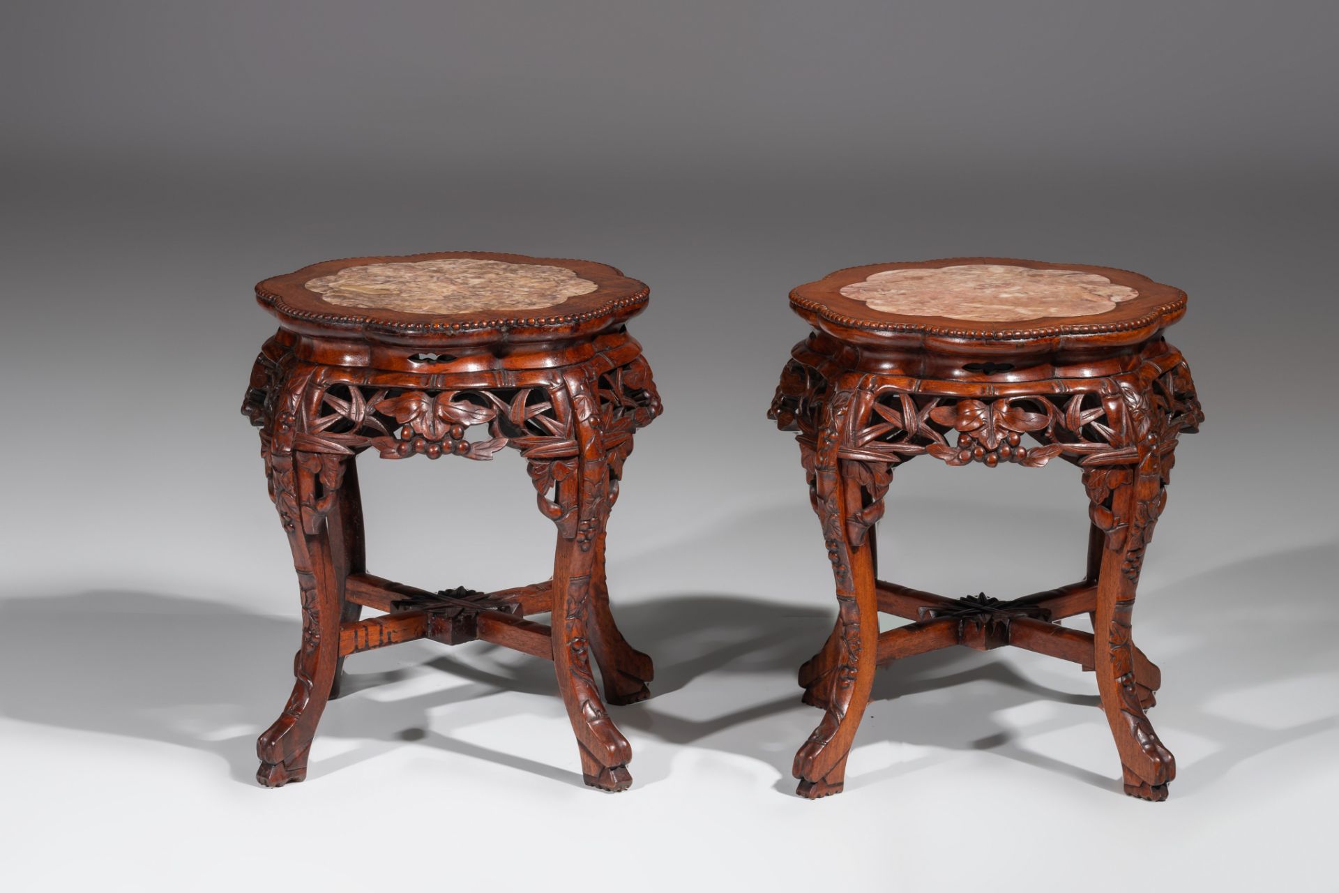A collection of four carved low hardwood stands, with marble tops, late Qing, tallest H 61,5 cm (4) - Bild 9 aus 13