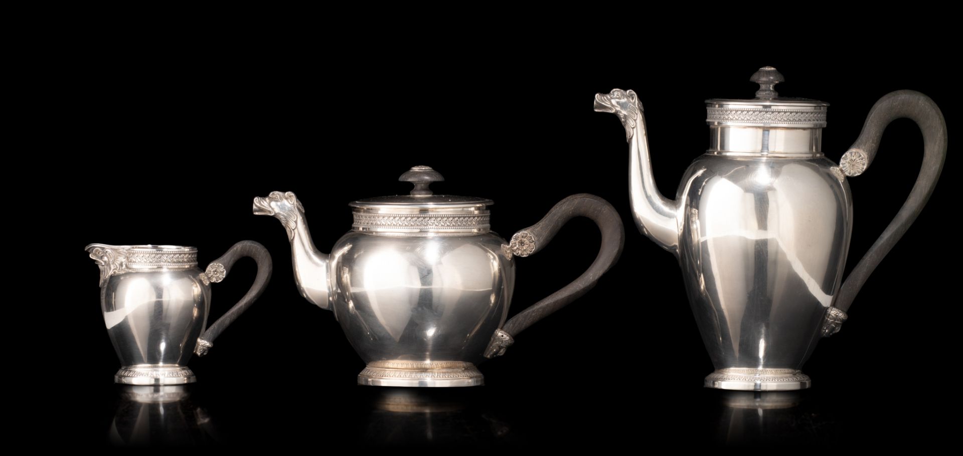 A silver Empire-style three-part coffee and tea set, 950/000, on a matching plate, 835/000 - Bild 6 aus 10