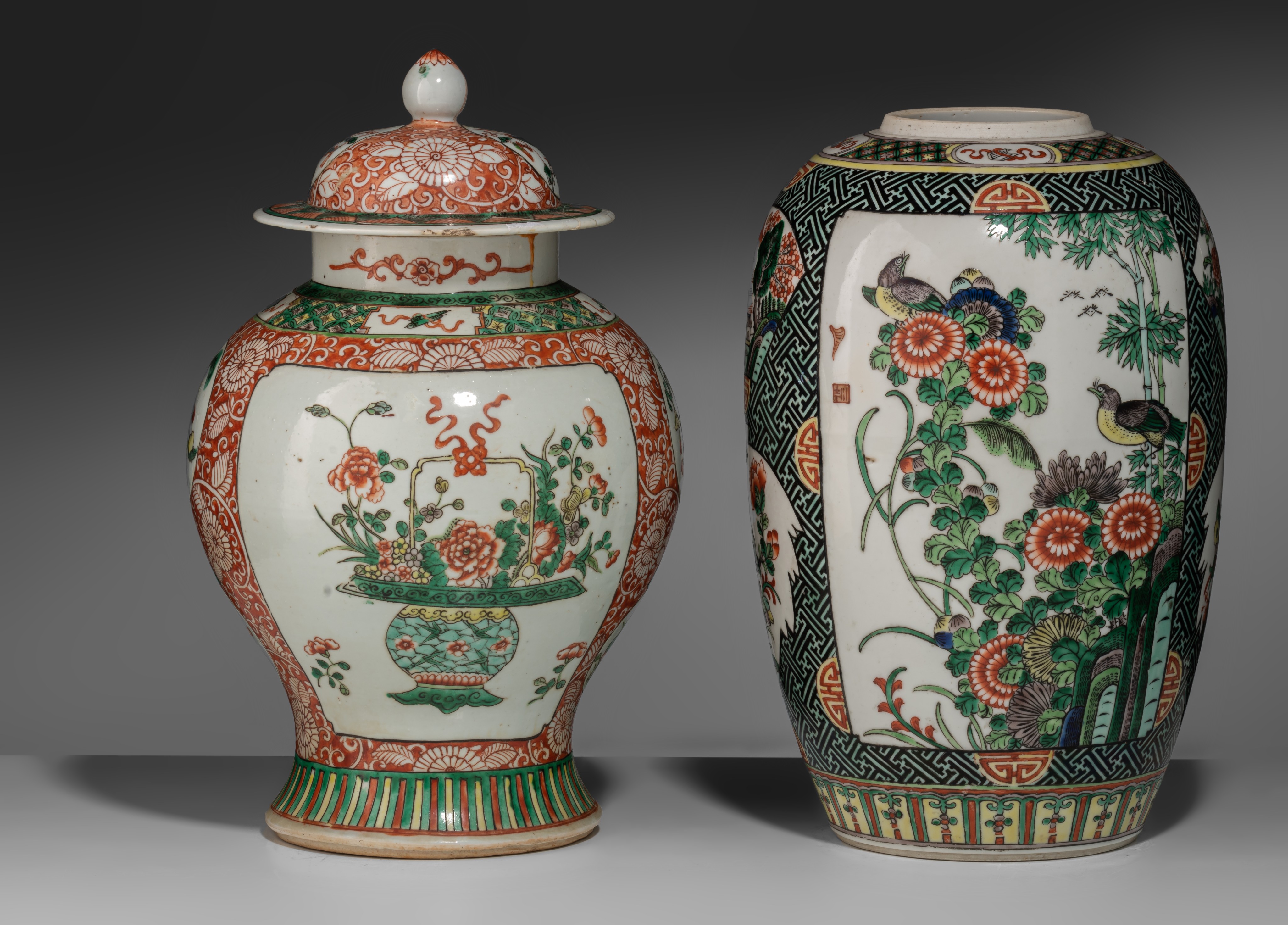 A Chinese famille verte covered vase and a melon-shaped jar, 19thC, H 34,5 - 37,5 cm - Image 4 of 7