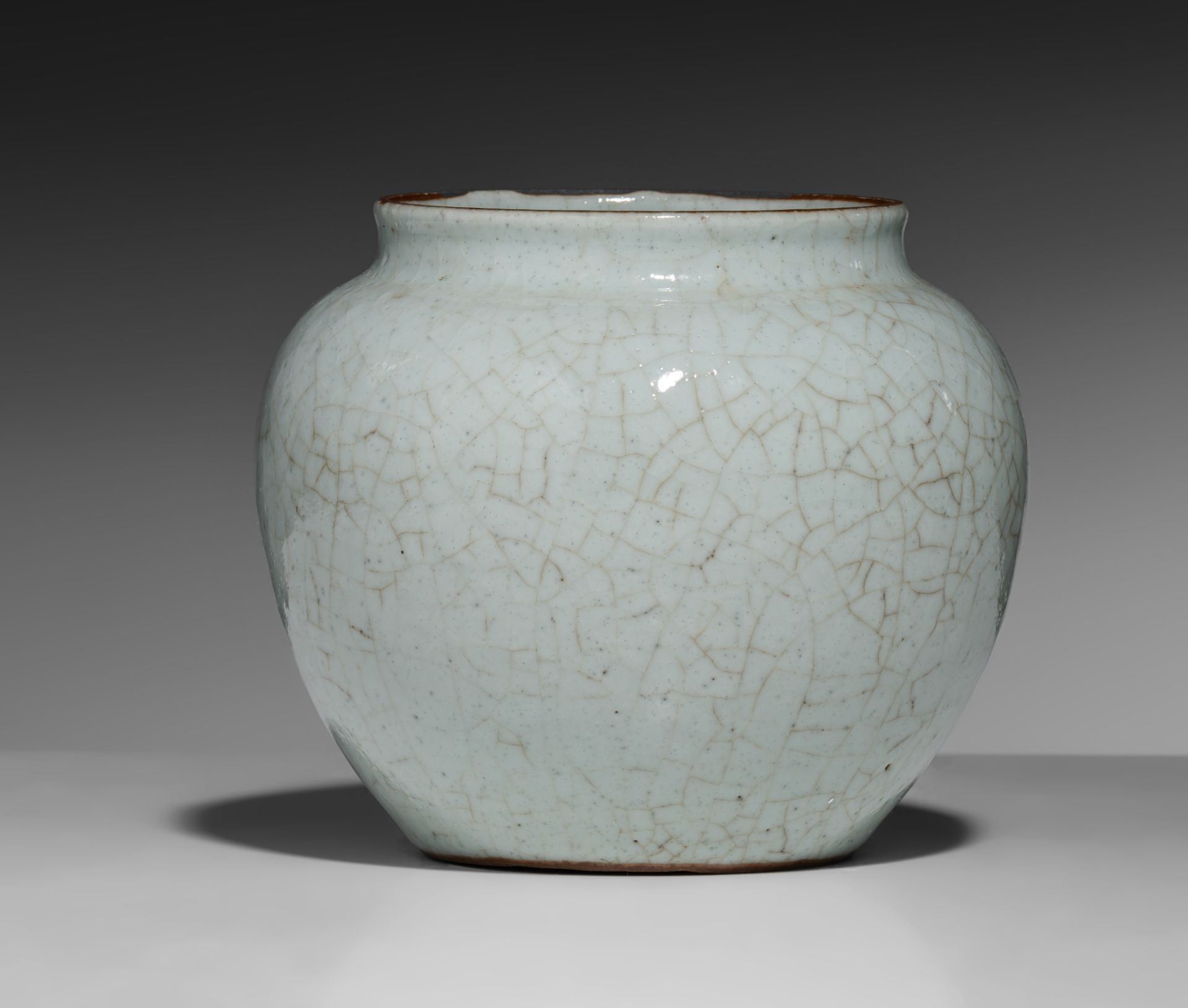 A Chinese Ge-type celadon-crackle glazed jar, H 12 cm - Image 5 of 9