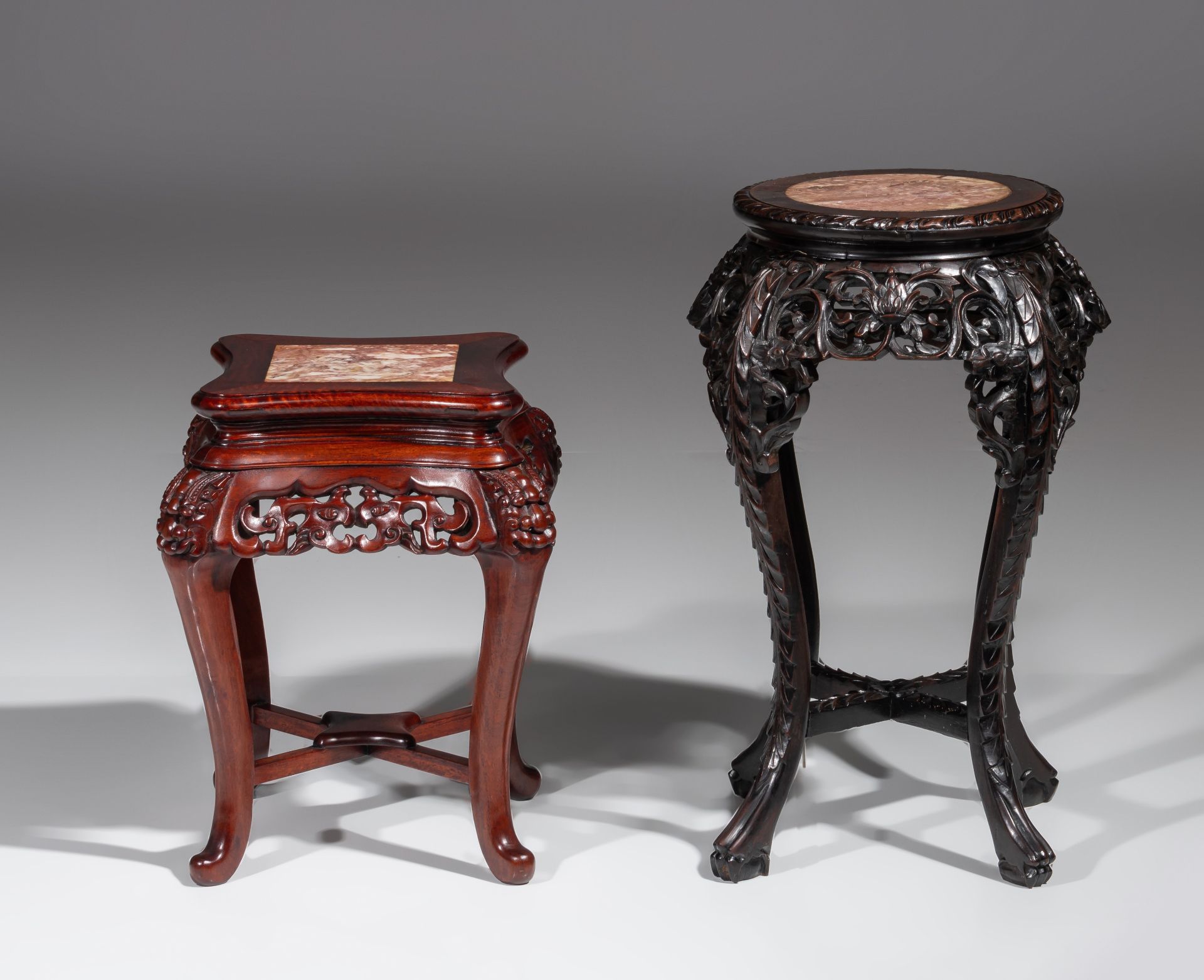 A collection of four carved low hardwood stands, with marble tops, late Qing, tallest H 61,5 cm (4) - Bild 3 aus 13