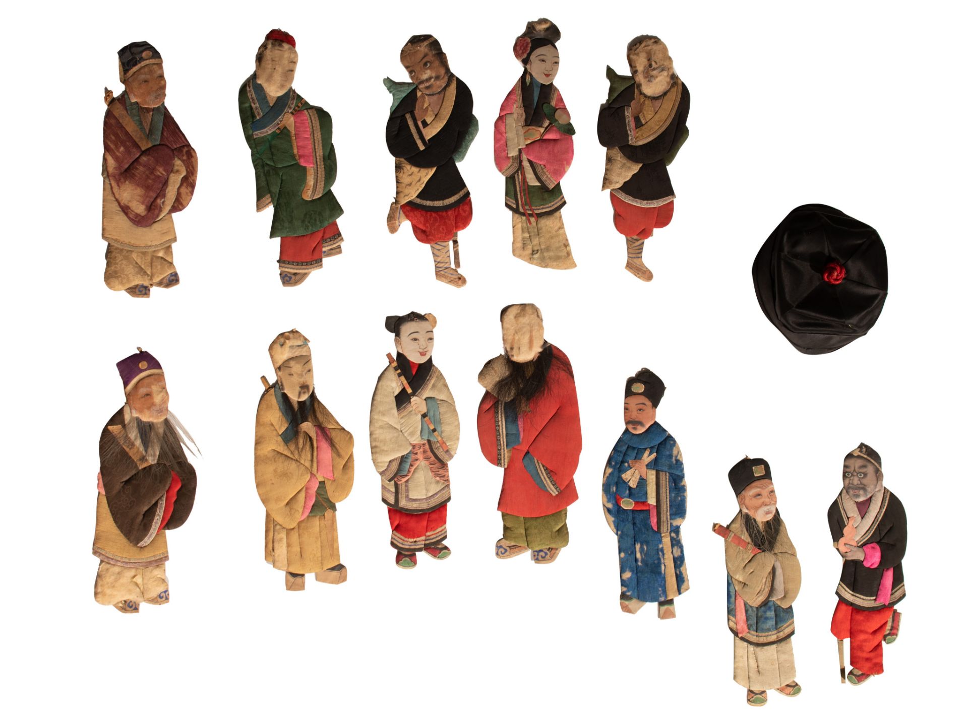 A group of 12 Chinese opera puppets and a various collection of Chinese silk costumes - Bild 10 aus 11