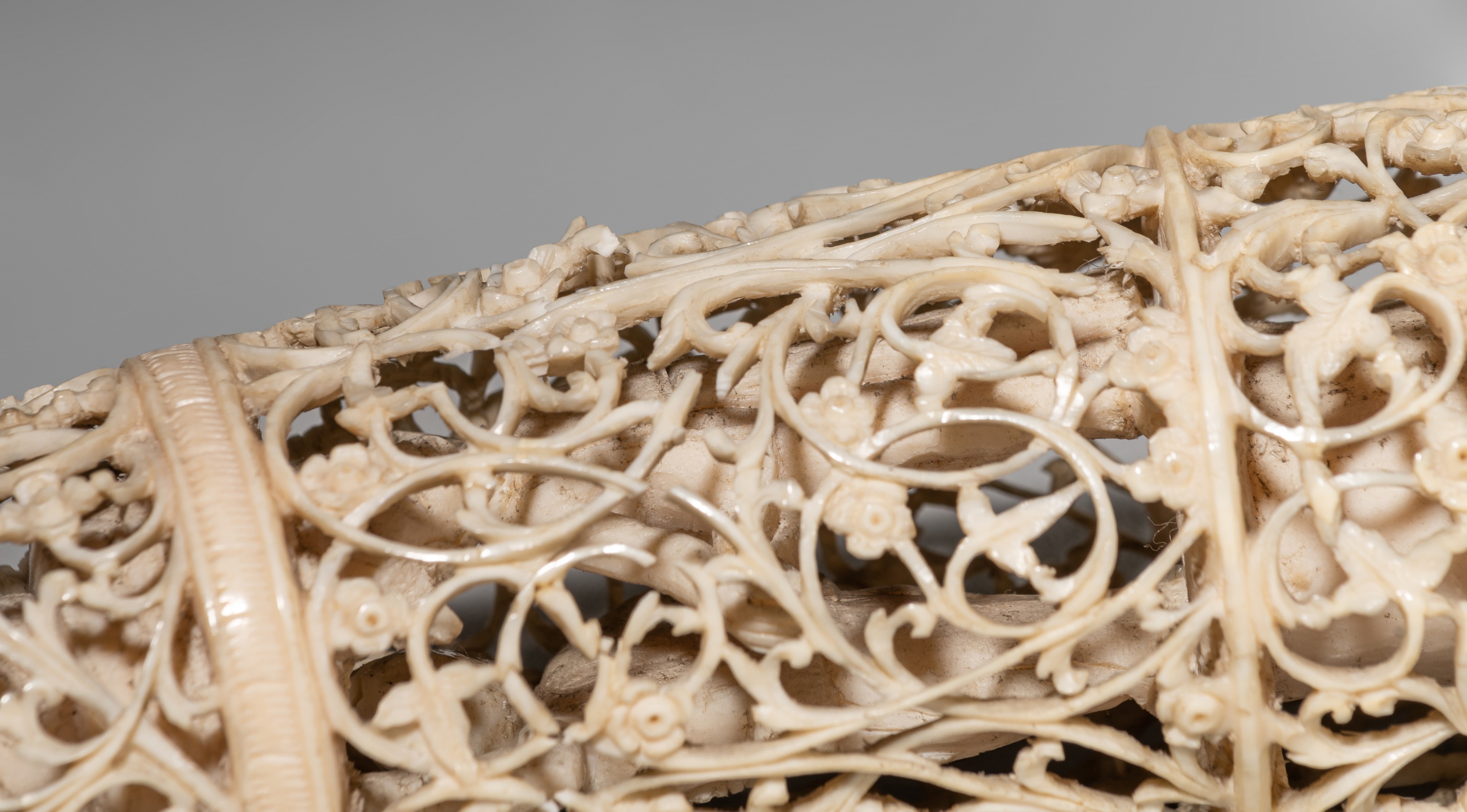 A Burmese sculpted ivory tusk, H 38,1 cm, 624 g, 19thC (+) - Image 8 of 9