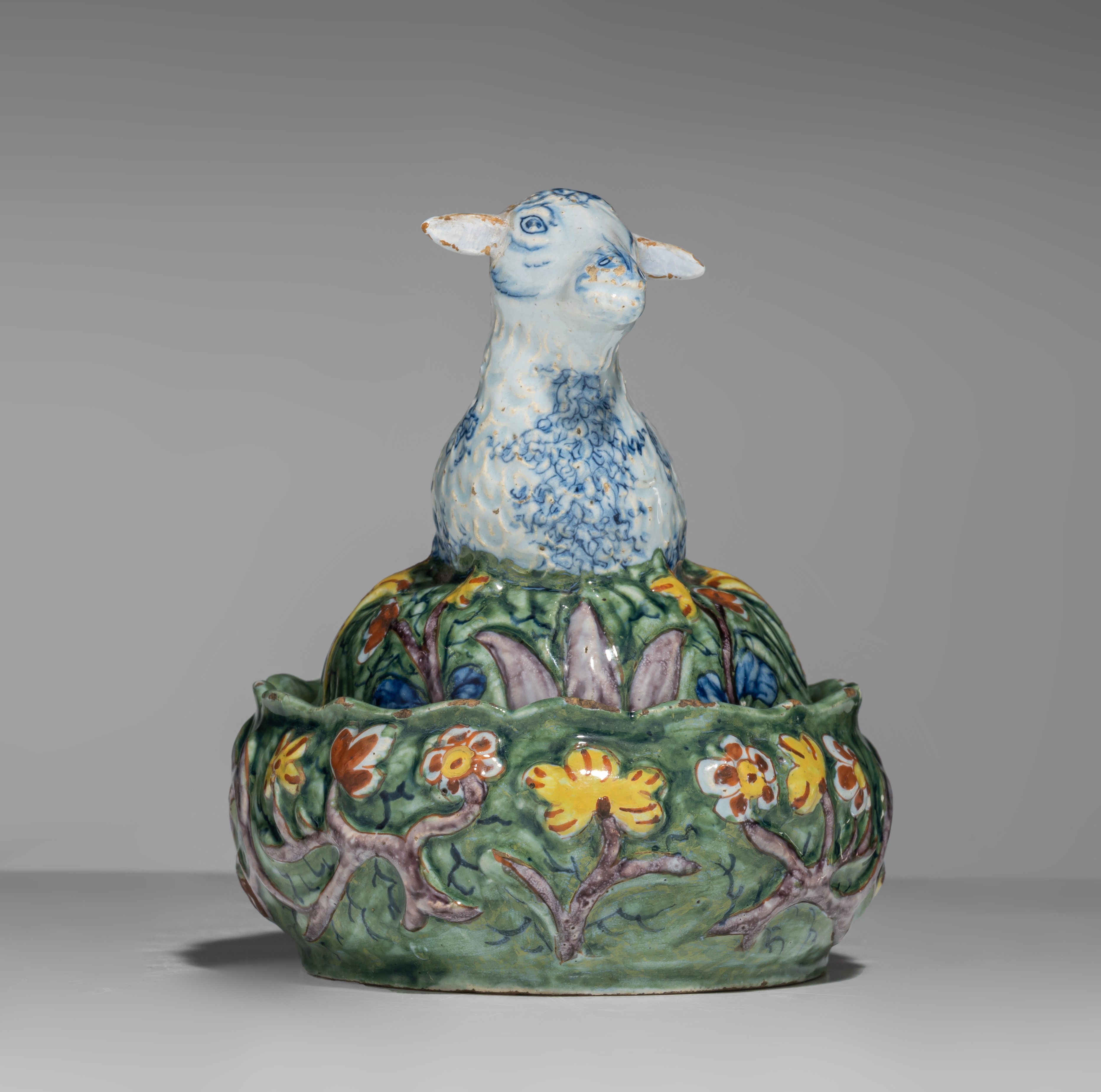 A Dutch Delft lamb-shaped butter tub, Lambertus Sanderus for De Klauw, 18thC, H 12,5 cm - Image 8 of 11