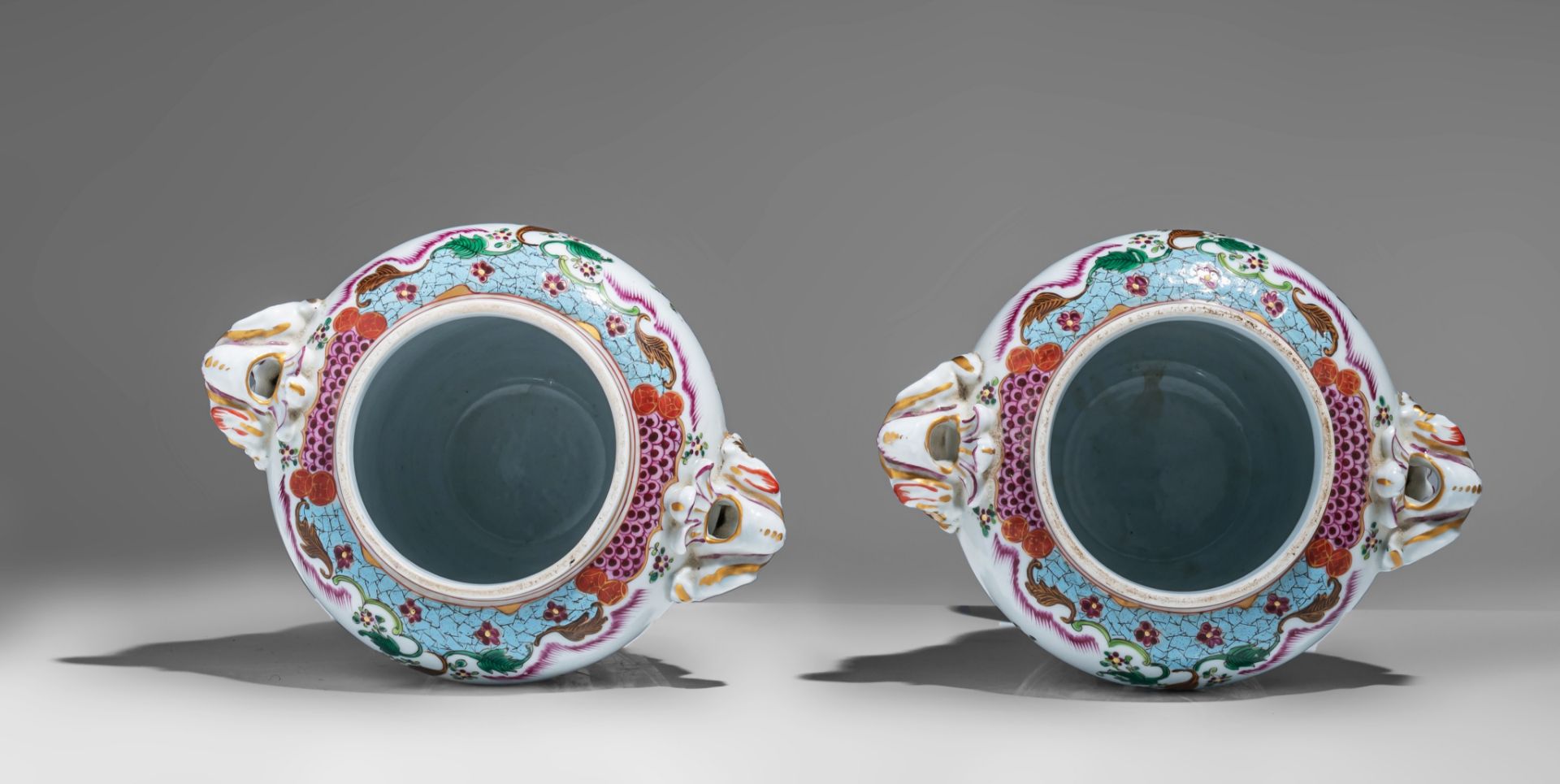 A pair of Samson armorial vases and a matching dish depicting a bird cage, H 34 - ø 23 cm - Image 7 of 15